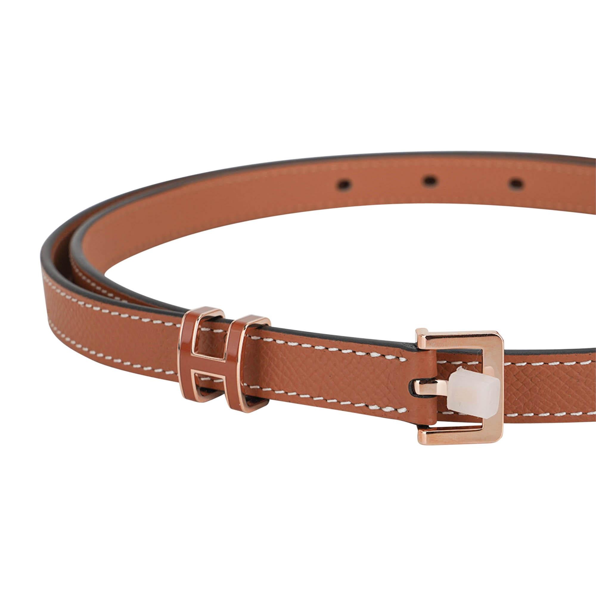 Mightychic offers an Hermes Pop H 15 belt featured in Gold.
The iconic Pop H, in Gold enamel, which blends in, plays the role of a loop over the thin and feminine belt.
Enhanced by beautiful Epsom calfskin with rose gold plated buckle.
Belt is