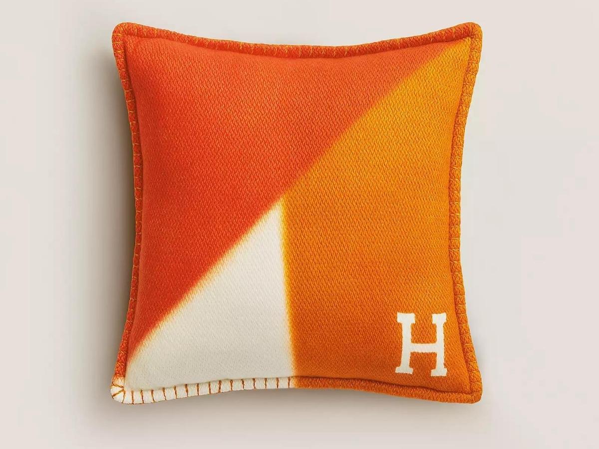 Cushion overdyed in hand spun and woven cashmere, 100% cashmere. Hypoallergenic polyester filling
Saddle stitch
finish Non-removable cushion cover

Made in Nepal

Designed by  Studio Hermès

Size: 43 x 43cm