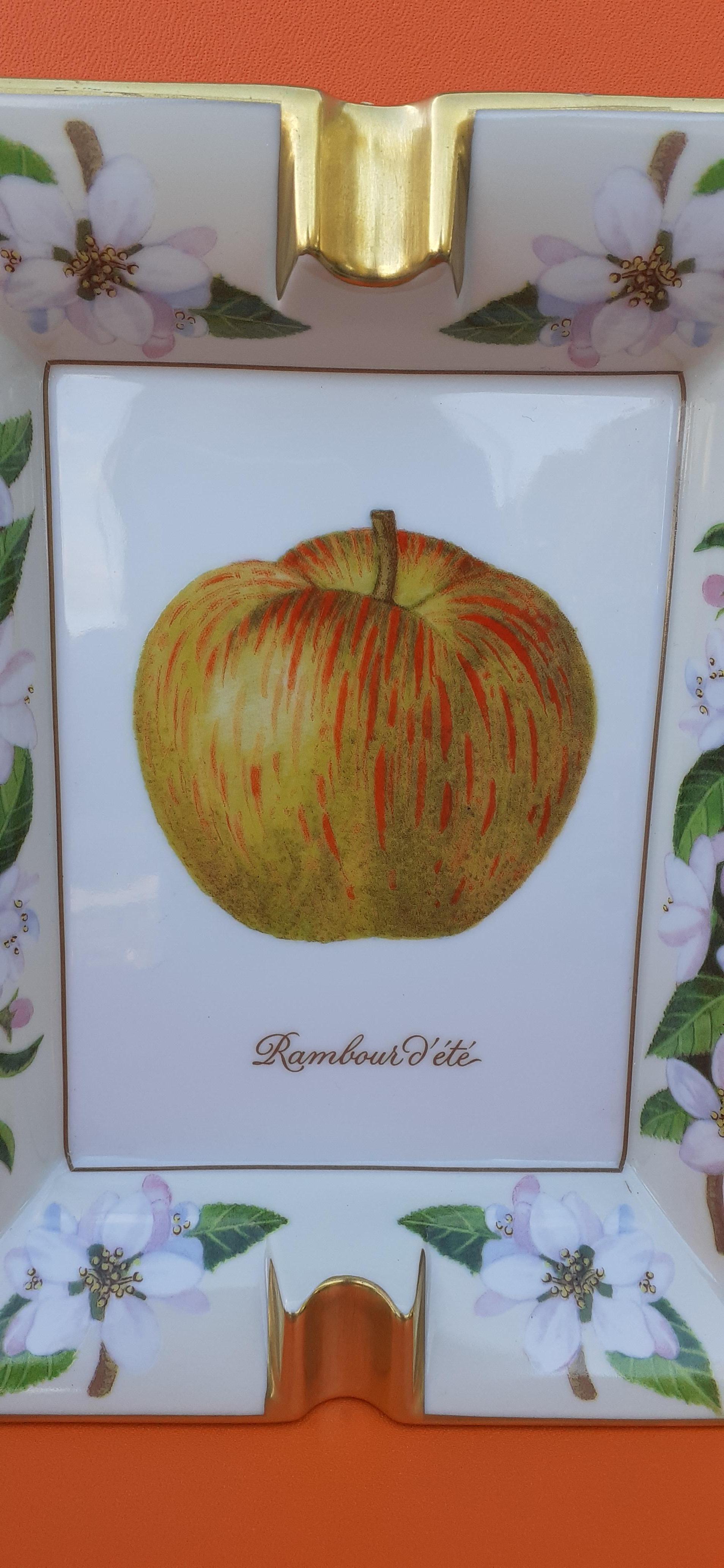 Hermès Porzellan Aschenbecher ändern Tablett Apfel und Blumen (Grau) im Angebot