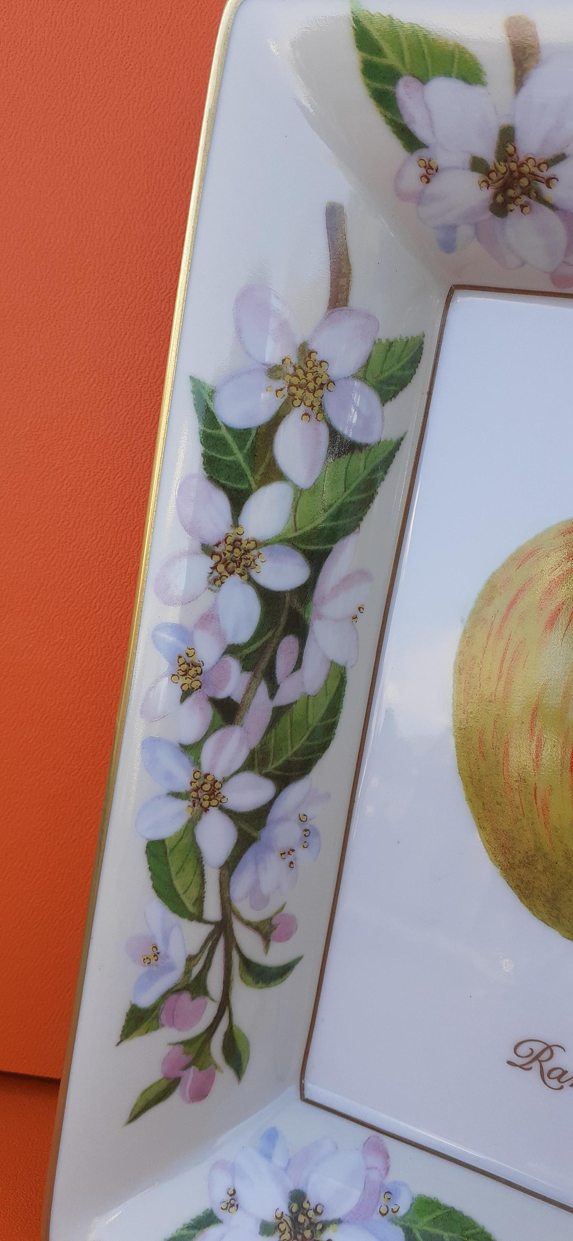 Hermès Porzellan Aschenbecher ändern Tablett Apfel und Blumen im Angebot 3