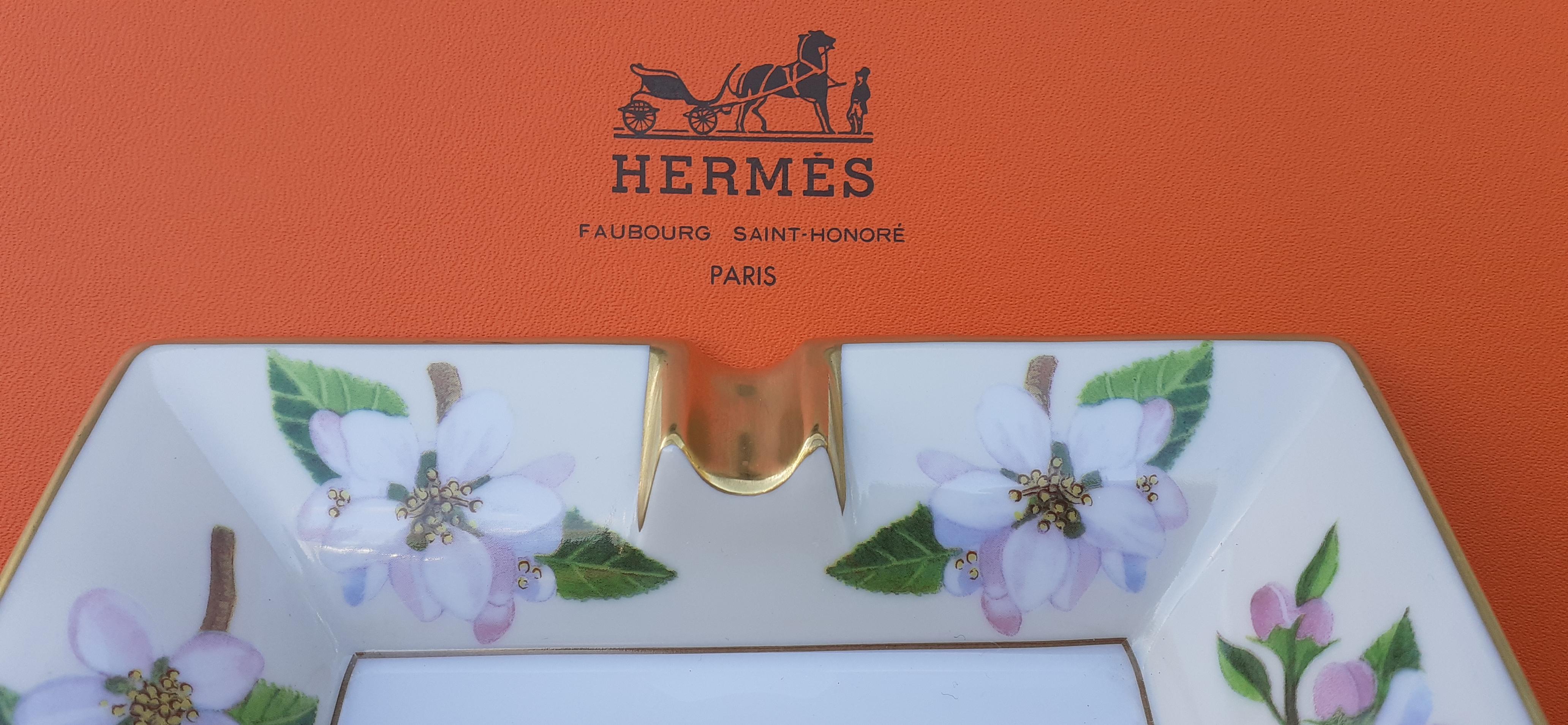 Hermès Porzellan Aschenbecher ändern Tablett Apfel und Blumen im Angebot 5