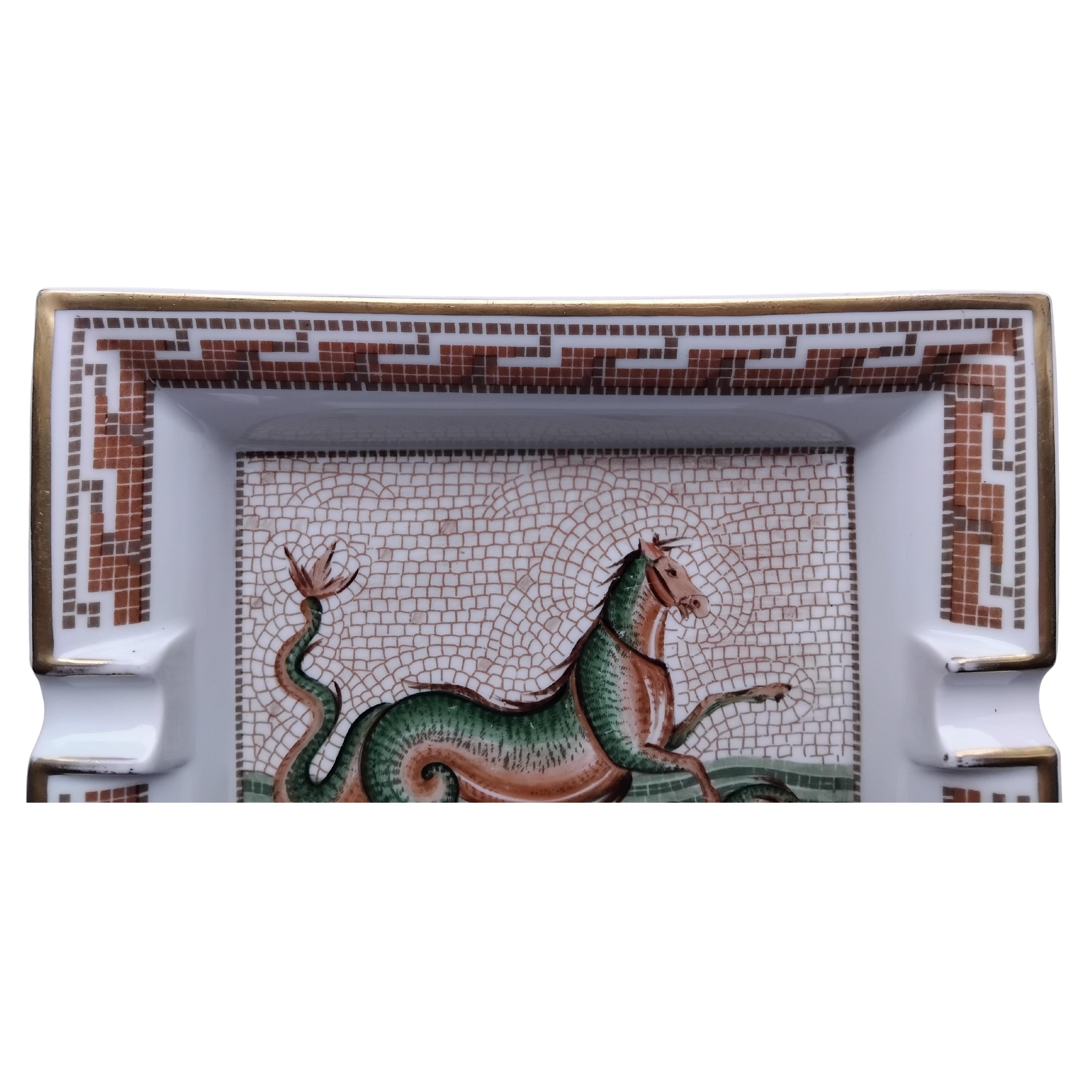 Grigio Hermès Portacenere in porcellana Vassoio per il cambio Cavallo Cavalluccio marino Mitologia Porcellana Oro in vendita