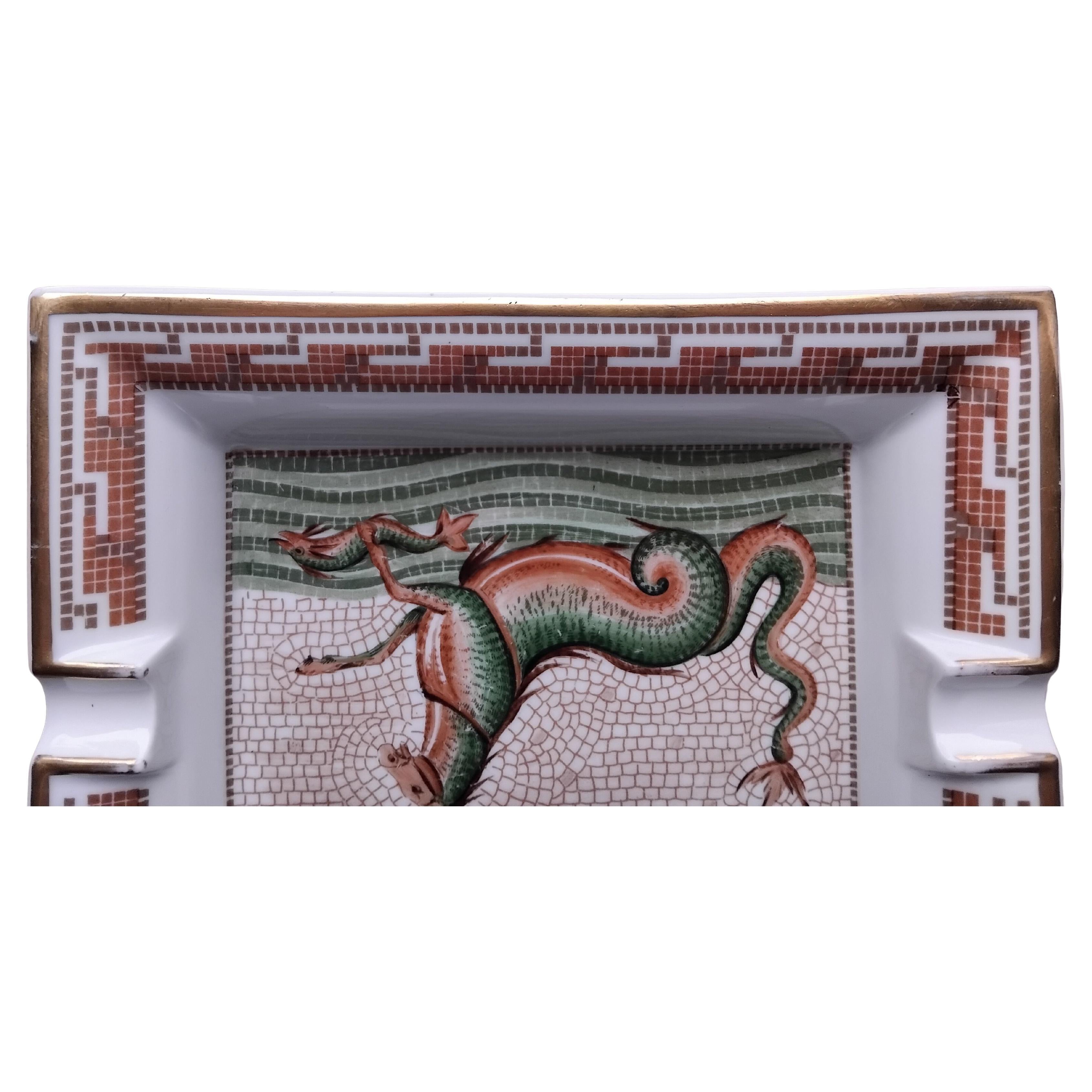 Hermès Portacenere in porcellana Vassoio per il cambio Cavallo Cavalluccio marino Mitologia Porcellana Oro in vendita 1