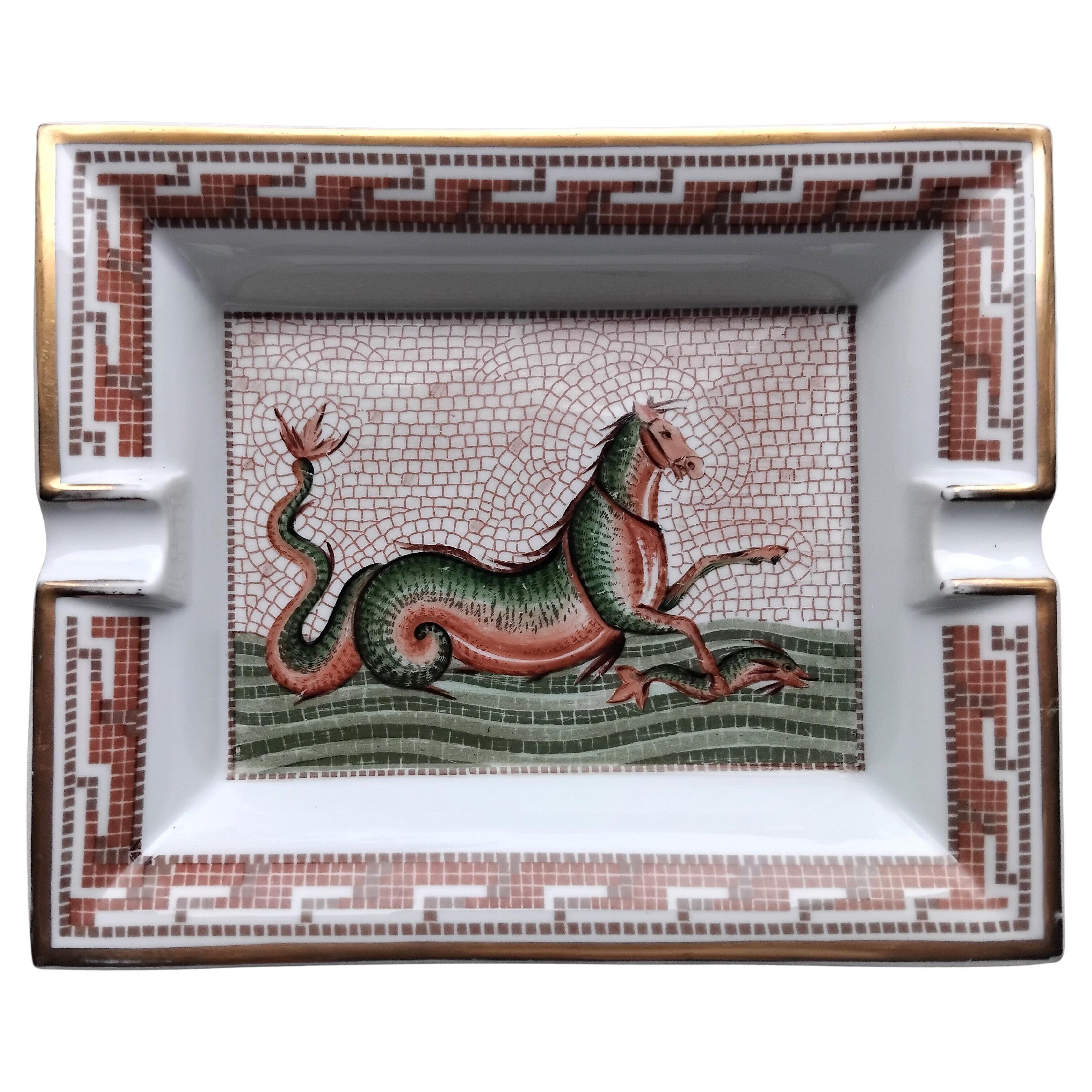 Hermès Portacenere in porcellana Vassoio per il cambio Cavallo Cavalluccio marino Mitologia Porcellana Oro in vendita