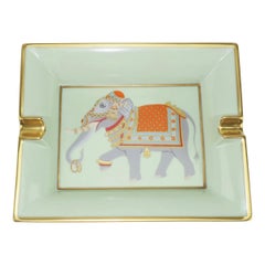 Hermès Cendrier en porcelaine avec éléphant festonné