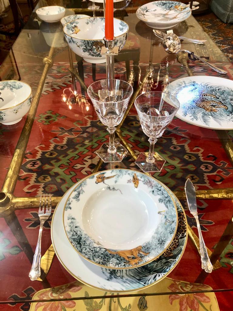 A fine dinner set for two in Hermès Cantets d'Equateur pattern.
In the original Hermès orange paper box.
Comprising: 2 dinner plates macaws ( 10.6