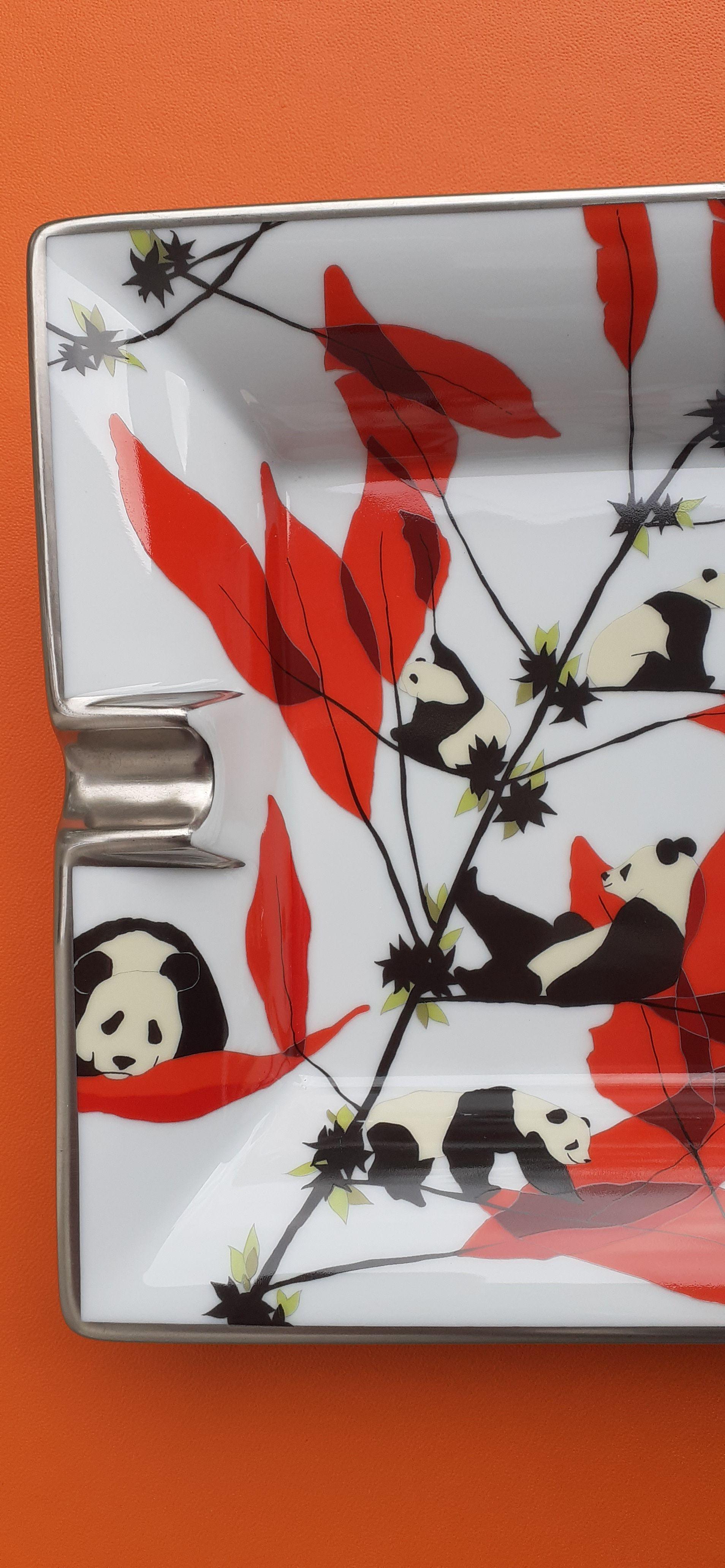 Gris Hermès Cendrier en porcelaine pour cigares Plateau de change Panda Bear Rare  en vente