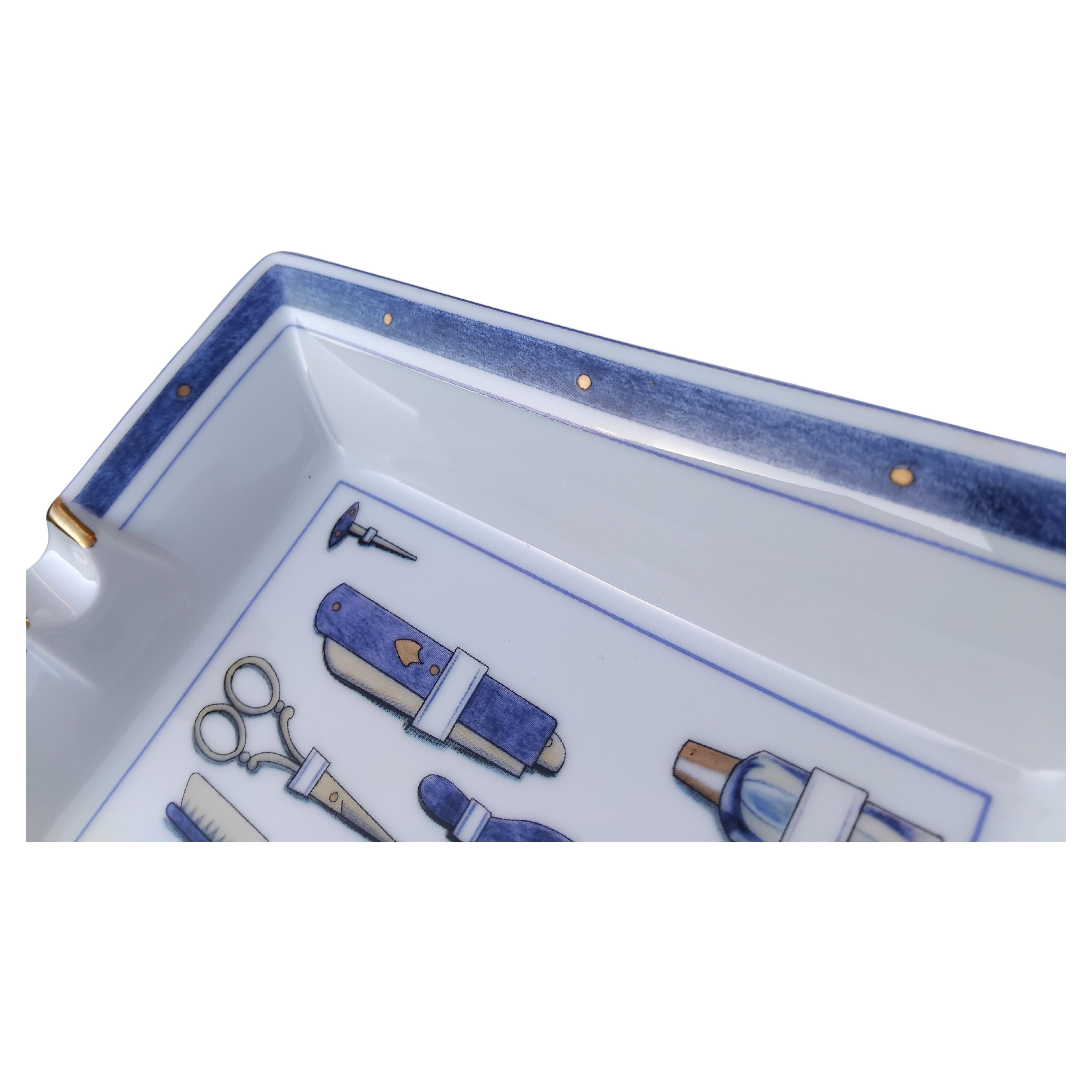 Portacenere in porcellana d'oro di Hermès Vassoio per cambiare gli strumenti del barbiere e del parrucchiere in vendita 1