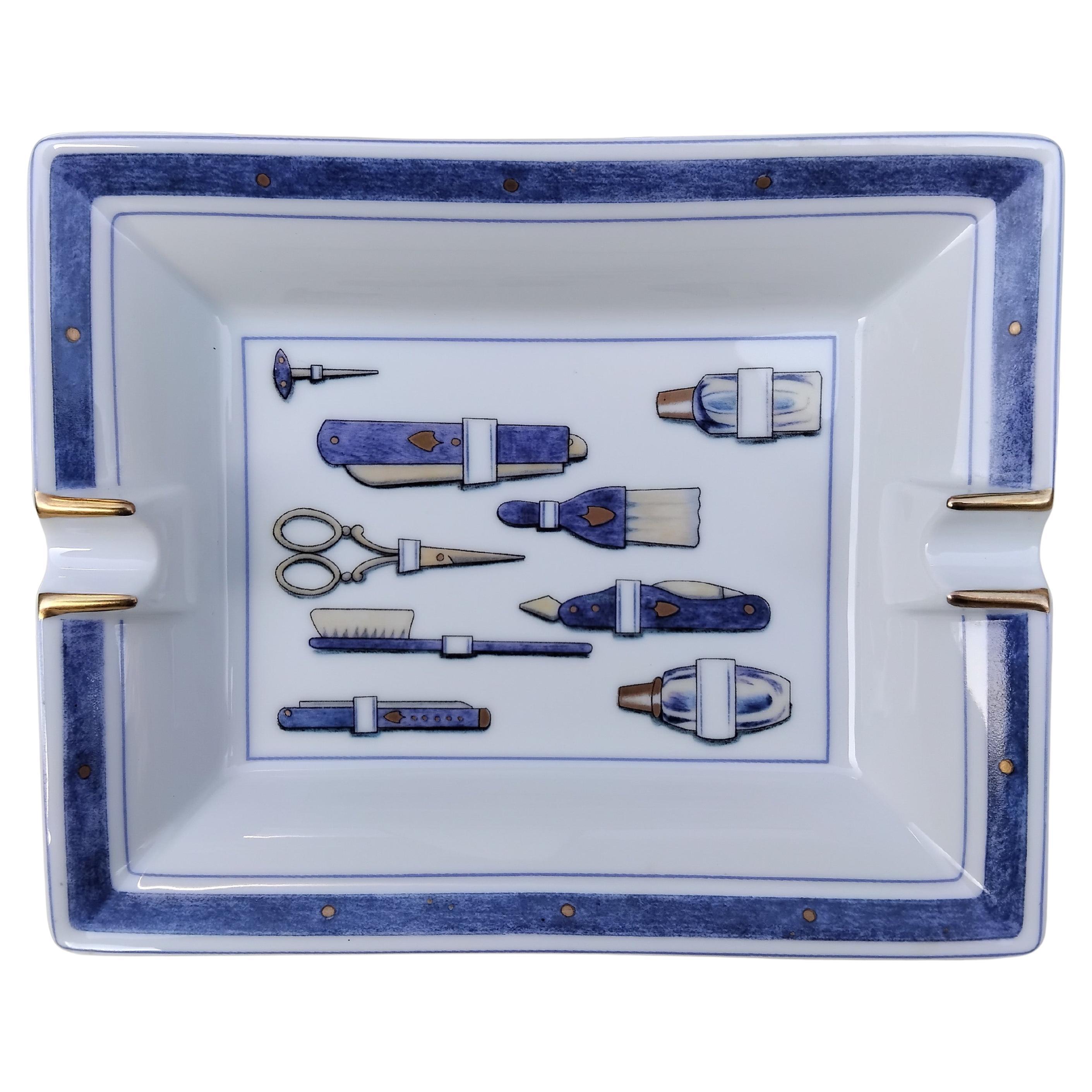 Portacenere in porcellana d
oro di Hermès Vassoio per cambiare gli strumenti del barbiere e del parrucchiere in vendita