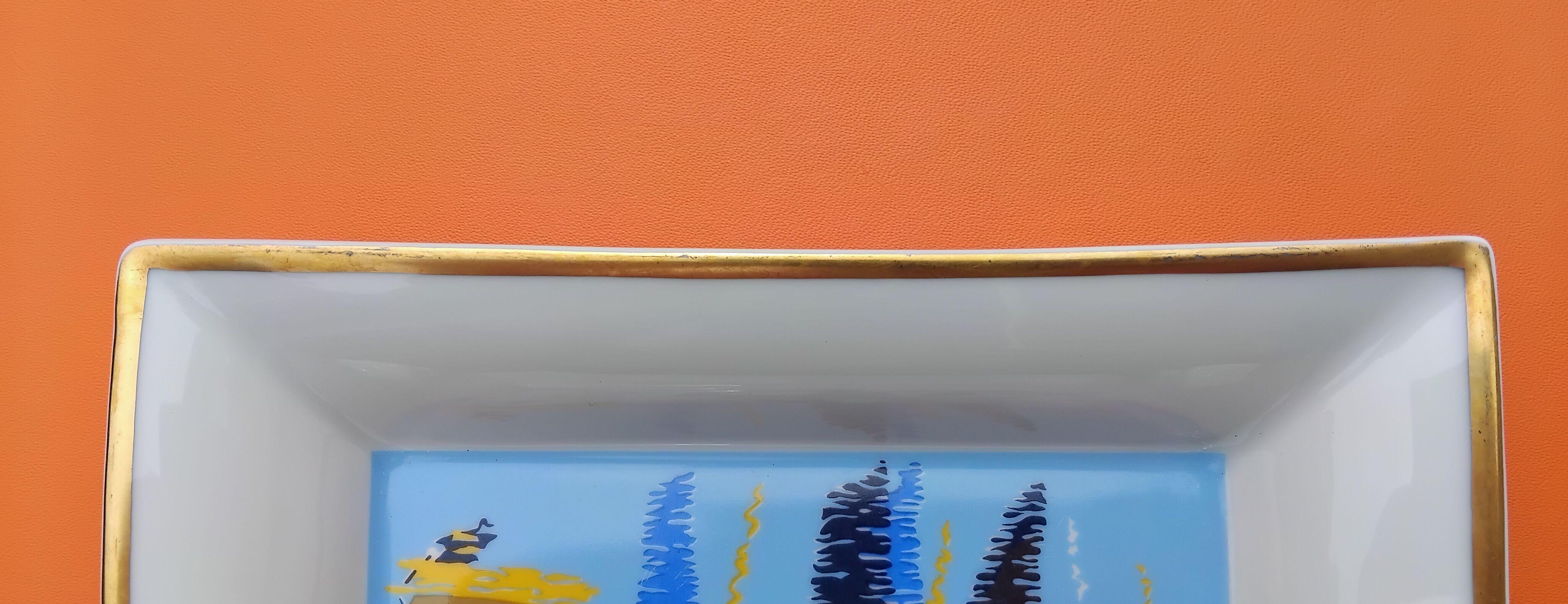 Hermès Porzellan Gold Zigarren Aschenbecher ändern Tablett kleine Boote Segelschiffe (Grau) im Angebot