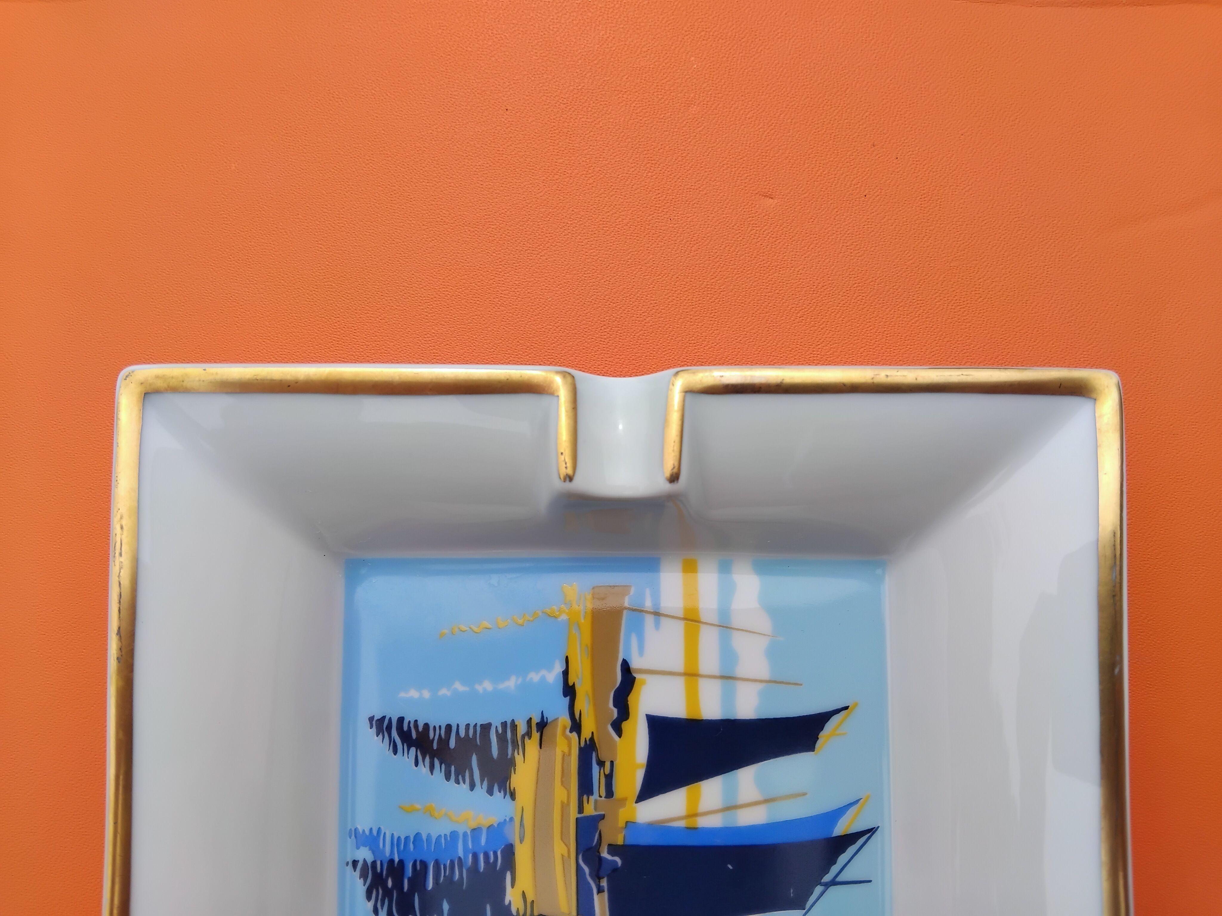 Hermès Porzellan Gold Zigarren Aschenbecher ändern Tablett kleine Boote Segelschiffe für Damen oder Herren im Angebot