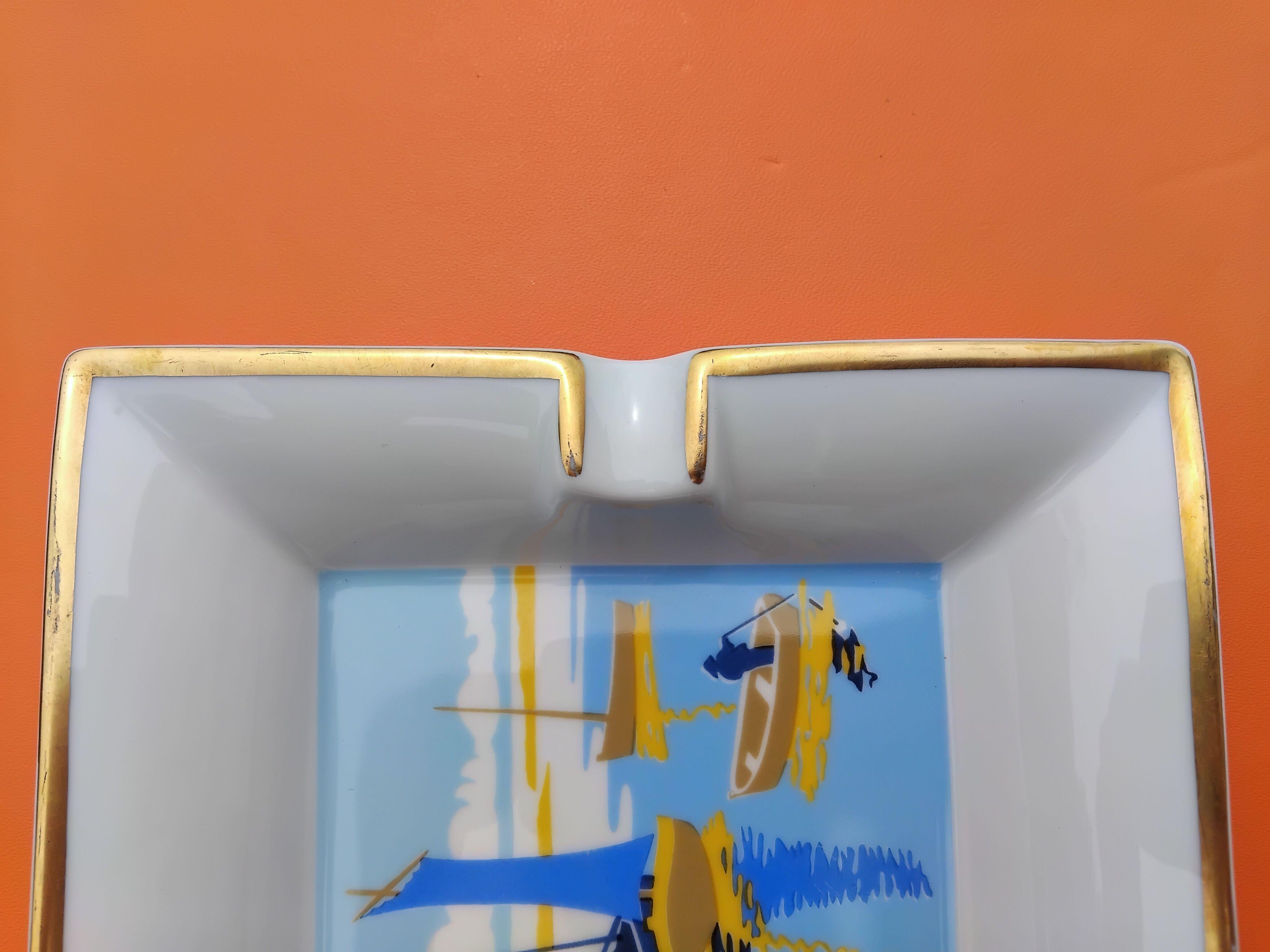 Hermès Porzellan Gold Zigarren Aschenbecher ändern Tablett kleine Boote Segelschiffe im Angebot 1