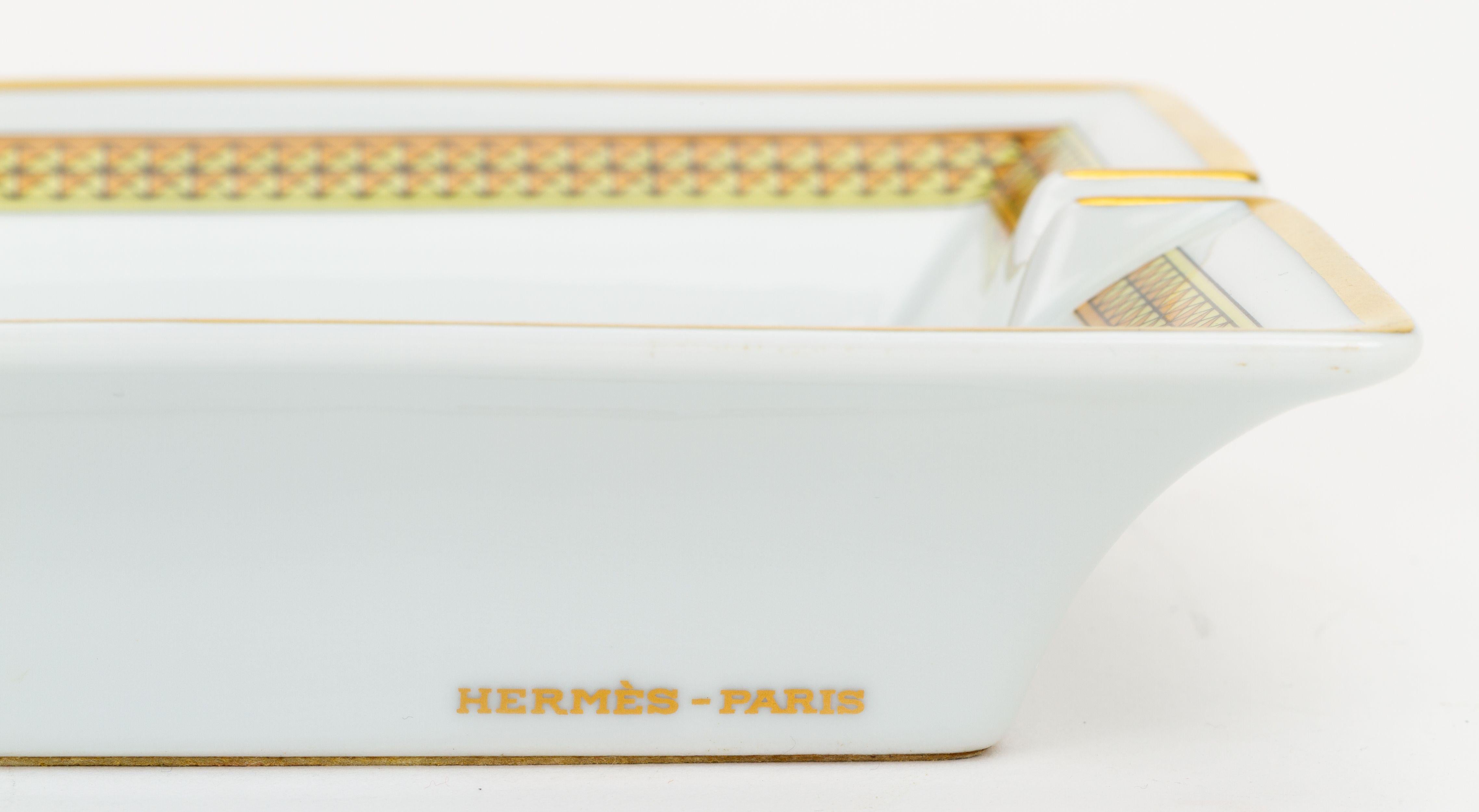 Hermès Porzellan Pferd Aschenbecher Weißgold (Beige) im Angebot