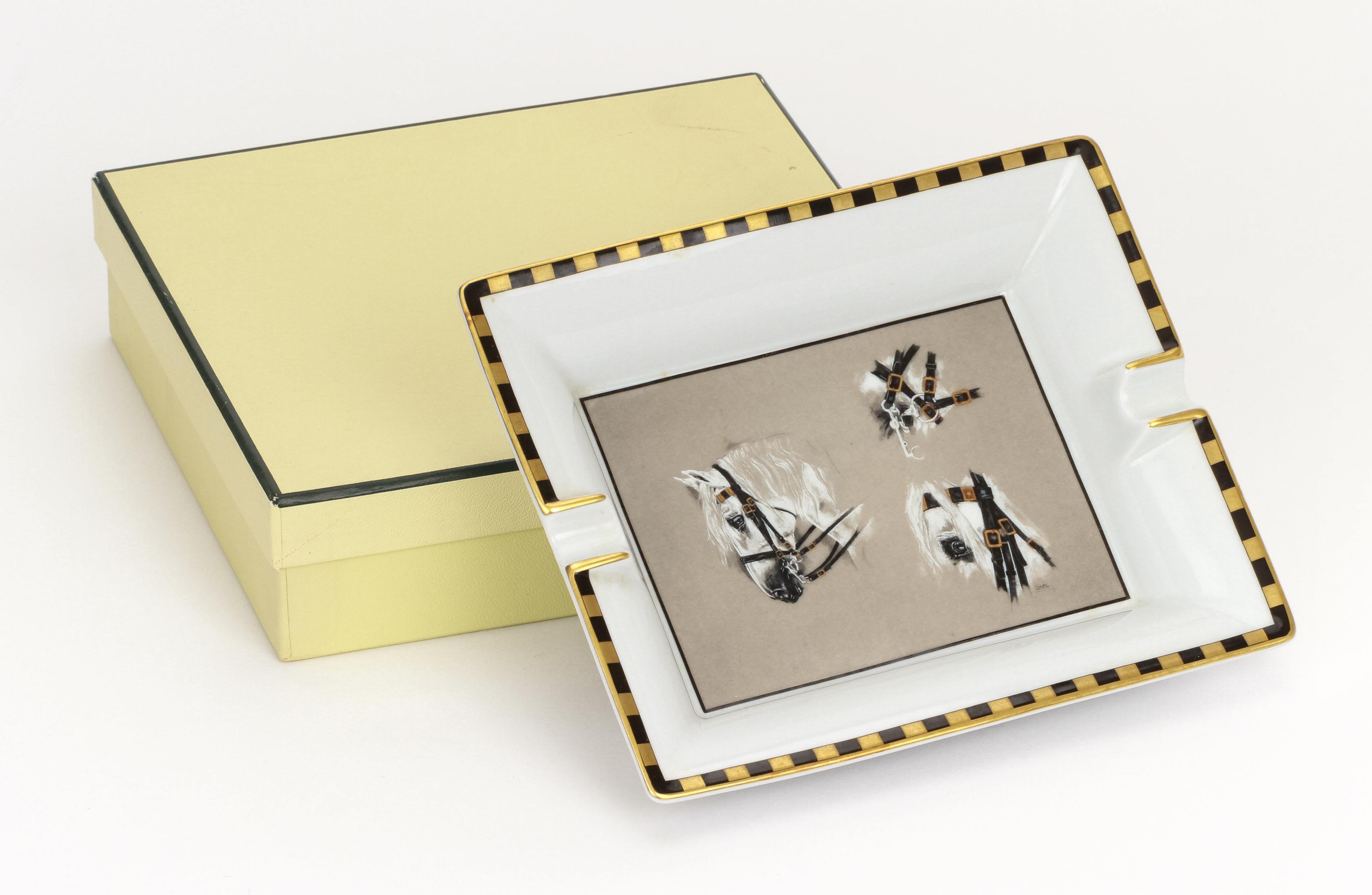 Cenicero Hermès de porcelana blanca y negra con diseño de cabezas de caballo. En perfecto estado. 