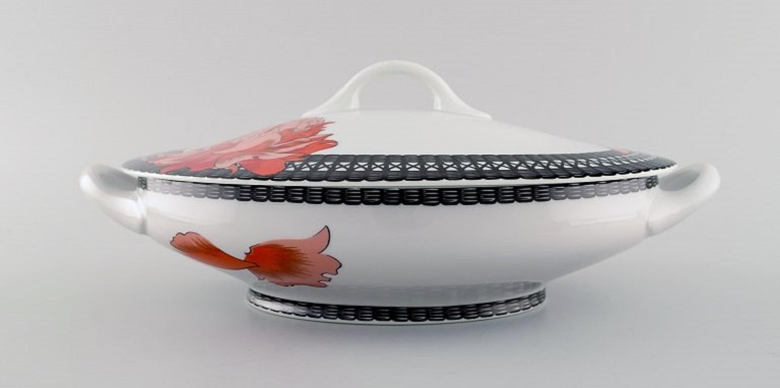 Hermes porcelain lidded tureen decorated with red flowers and black patterned edge, 1980s.
Measures: 32 x 20.5 x 12.5 cm.
In excellent condition.
Stamped.