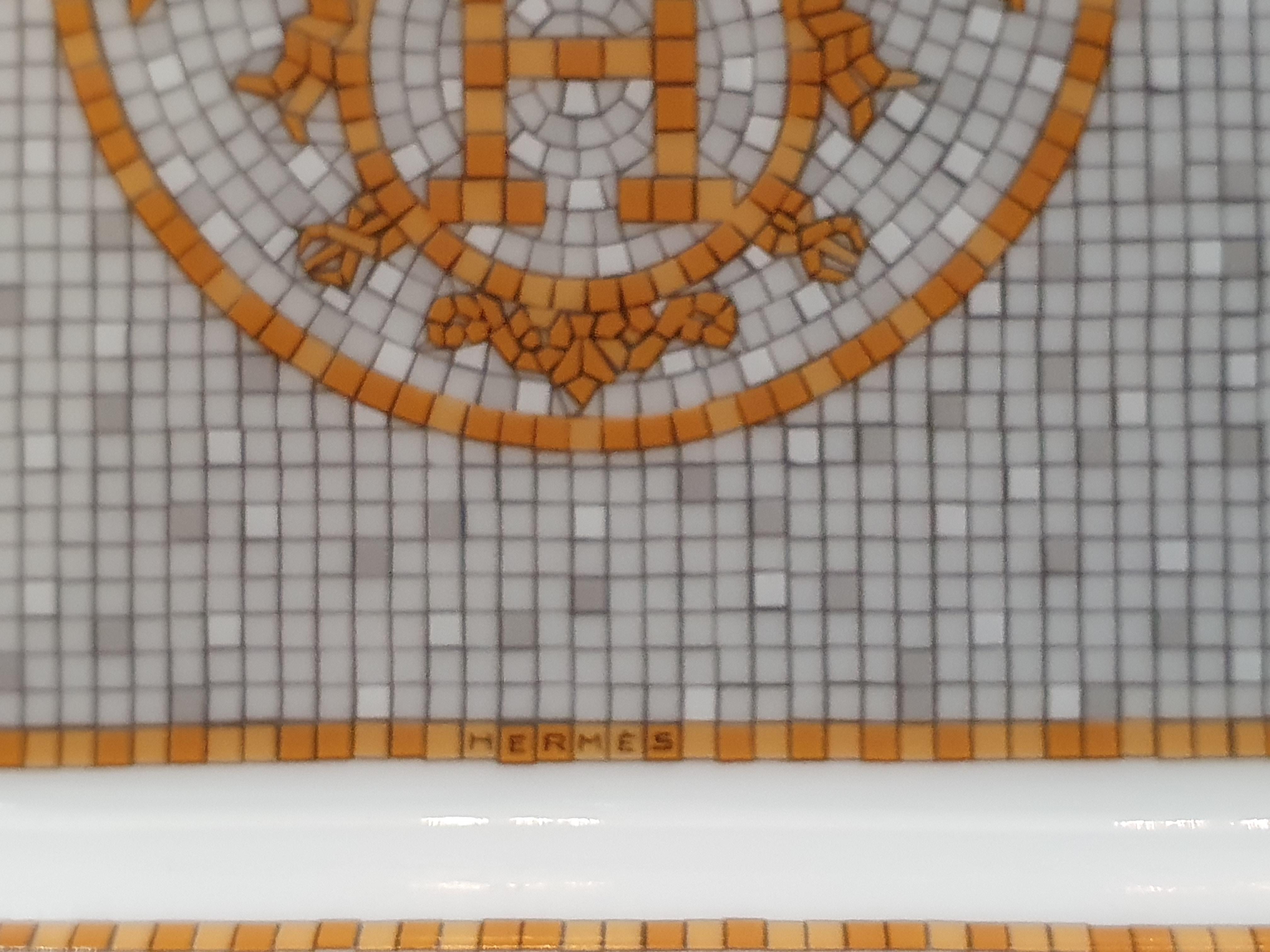 A tribute to the birthplace of Hermès: 24 Faubourg Saint-Honoré, in Paris. A journey to the heart of the store’s architecture, where each motif reflects the lively patterns of colors and light on the famous store’s floor. A long, lavish voyage