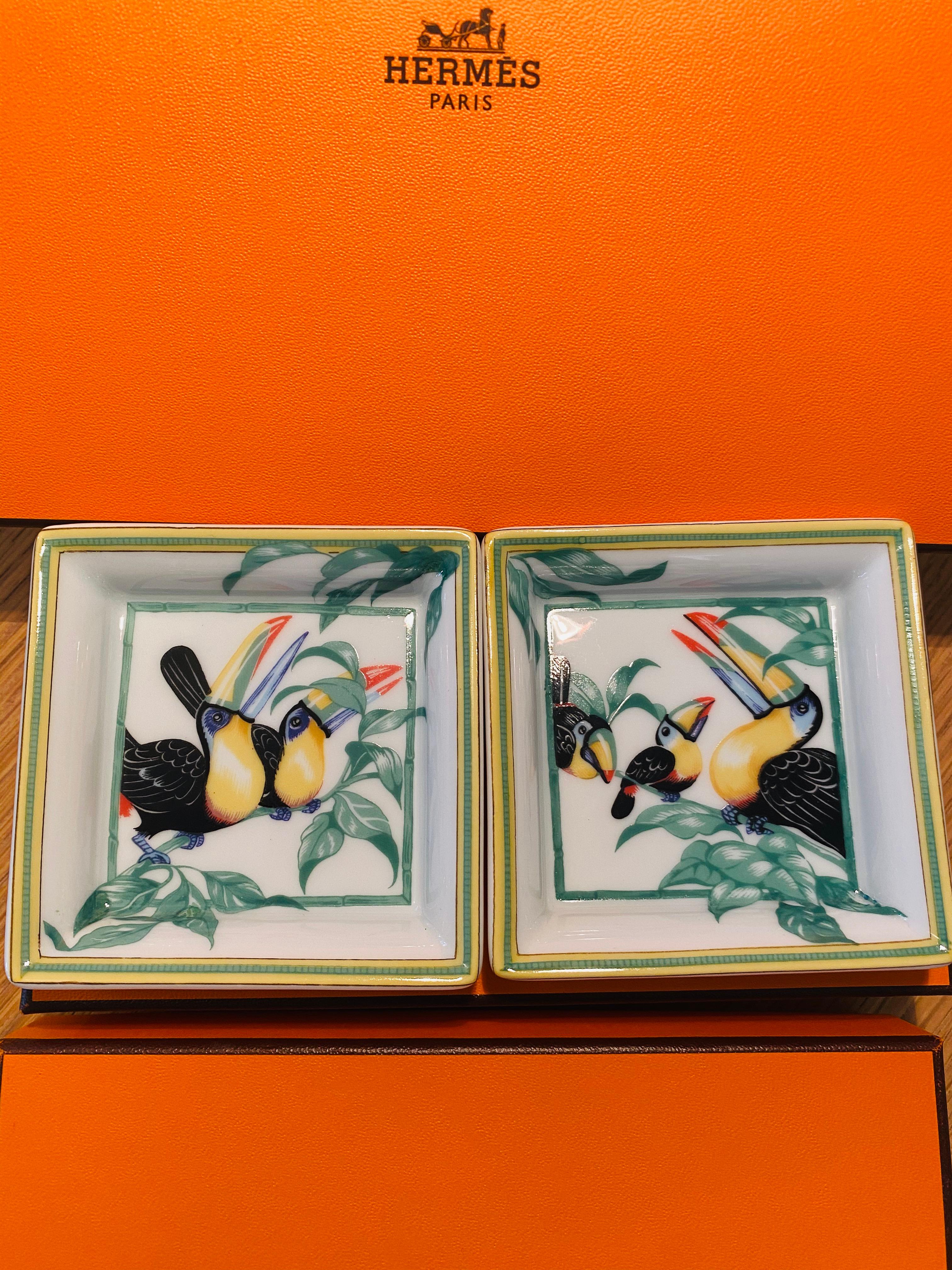 Plat carré en porcelaine blanche ou cendrier individuel de style typique avec décoration au centre de Whiting.
Marqué Hermès Paris sur un côté, la base, recouverte de daim.
Modèle créé en 1986 et abandonné aujourd'hui, France.
Dans la boîte