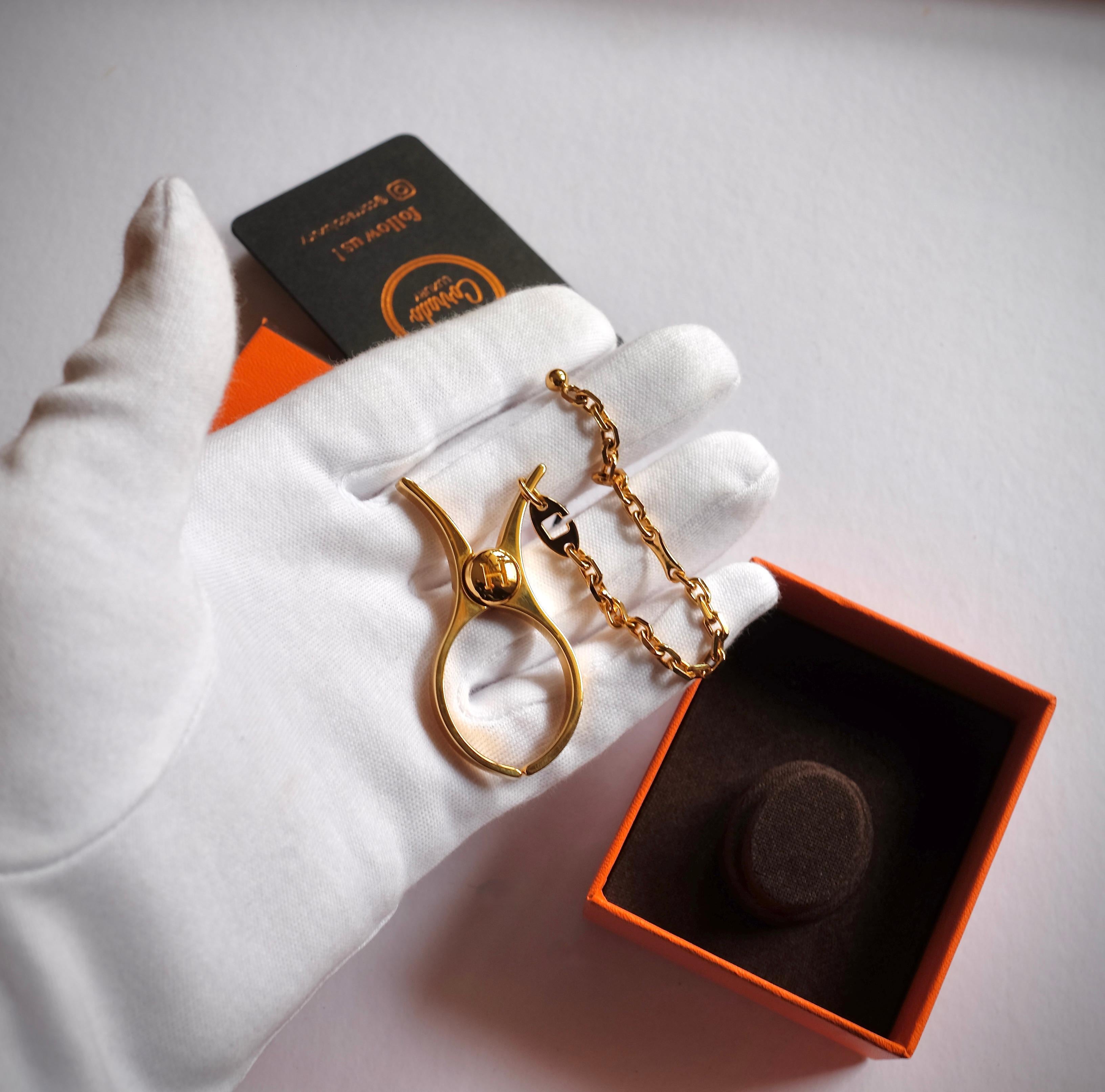 HERMÈS - Handschuhetui aus goldfarbenem Metall (Brown) im Angebot