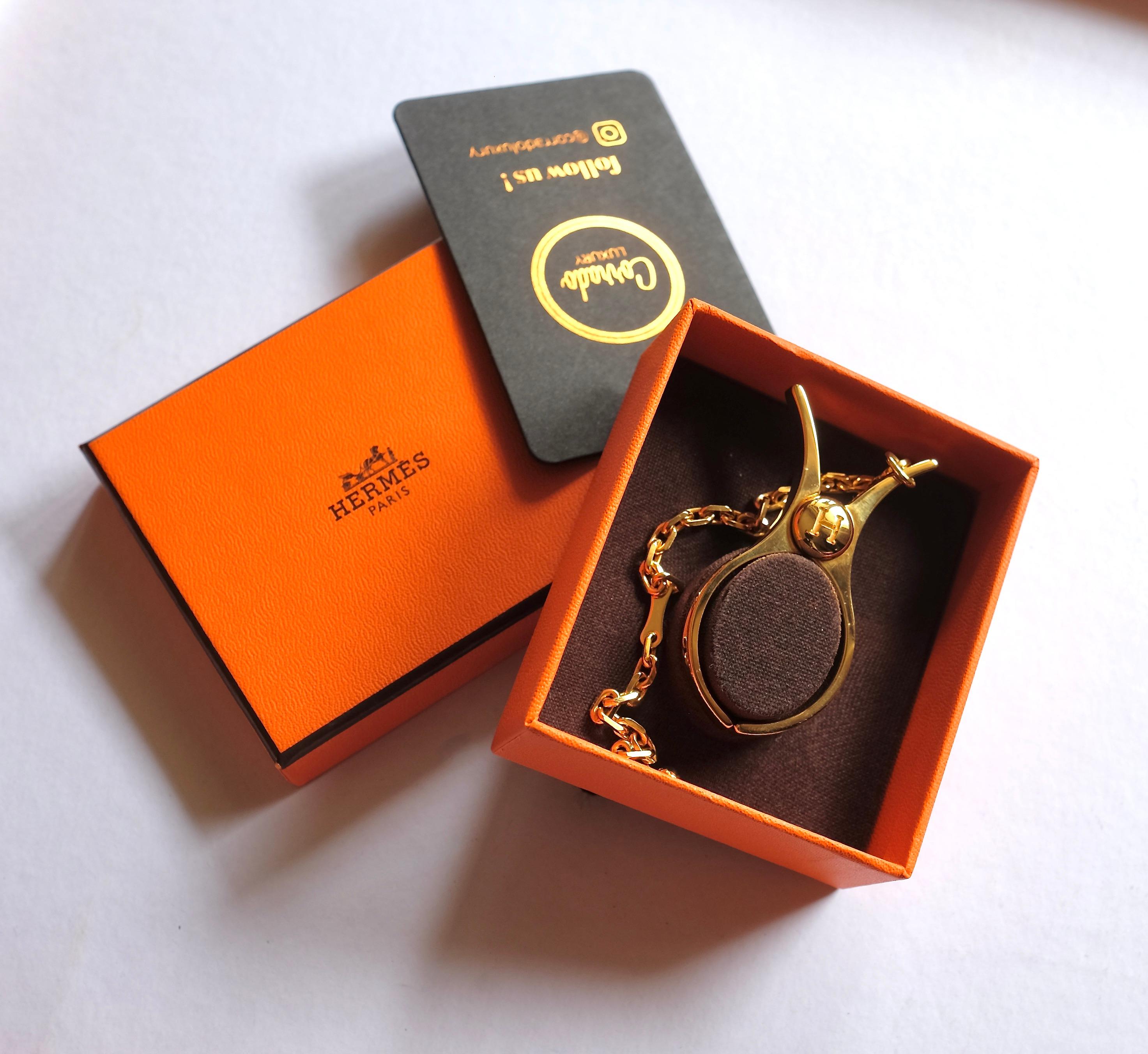 HERMÈS - Handschuhetui aus goldfarbenem Metall im Angebot 2