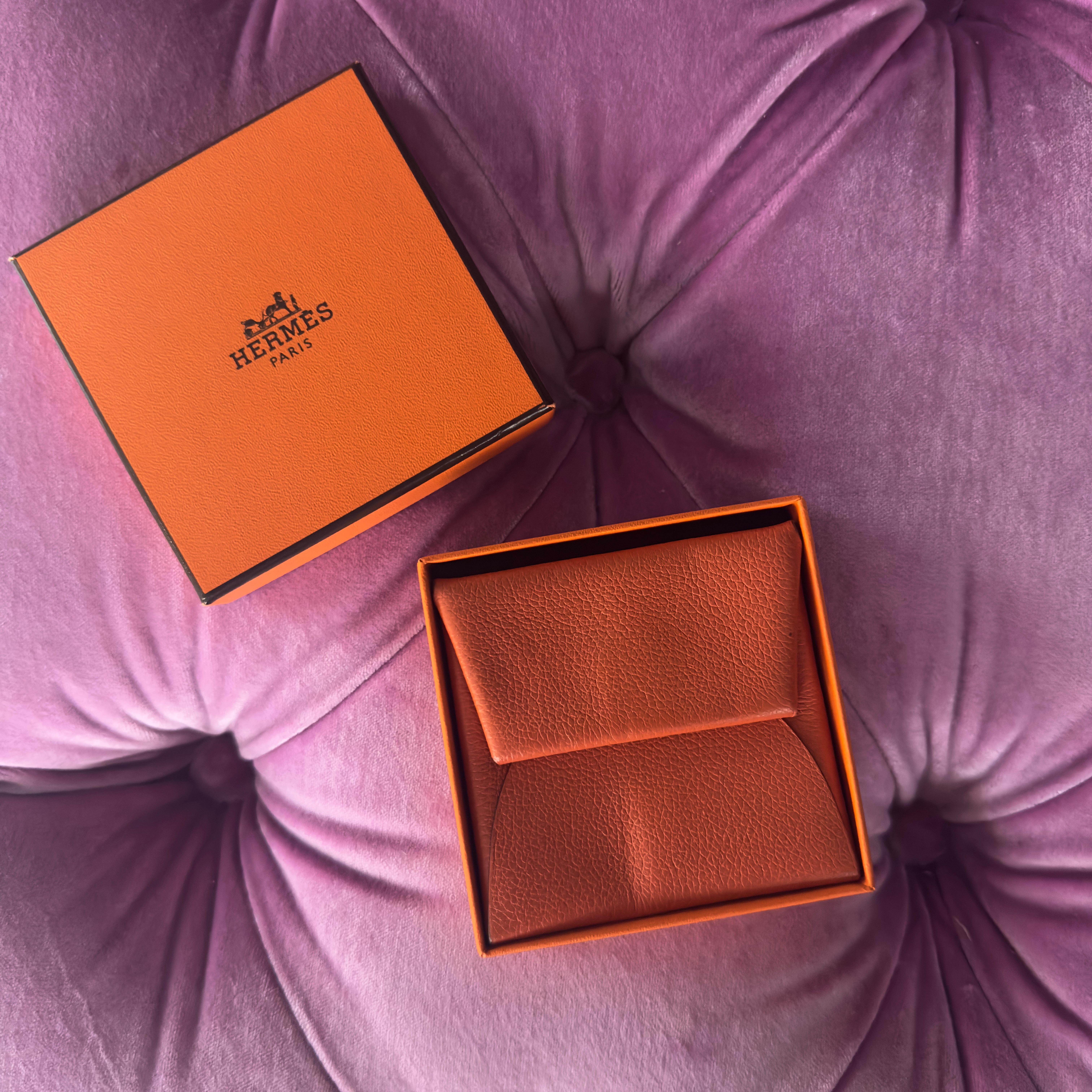 Hermès Porta Monete Pieghevole 8×8 in Pelle Martellata Arancione – Con Scatola in vendita