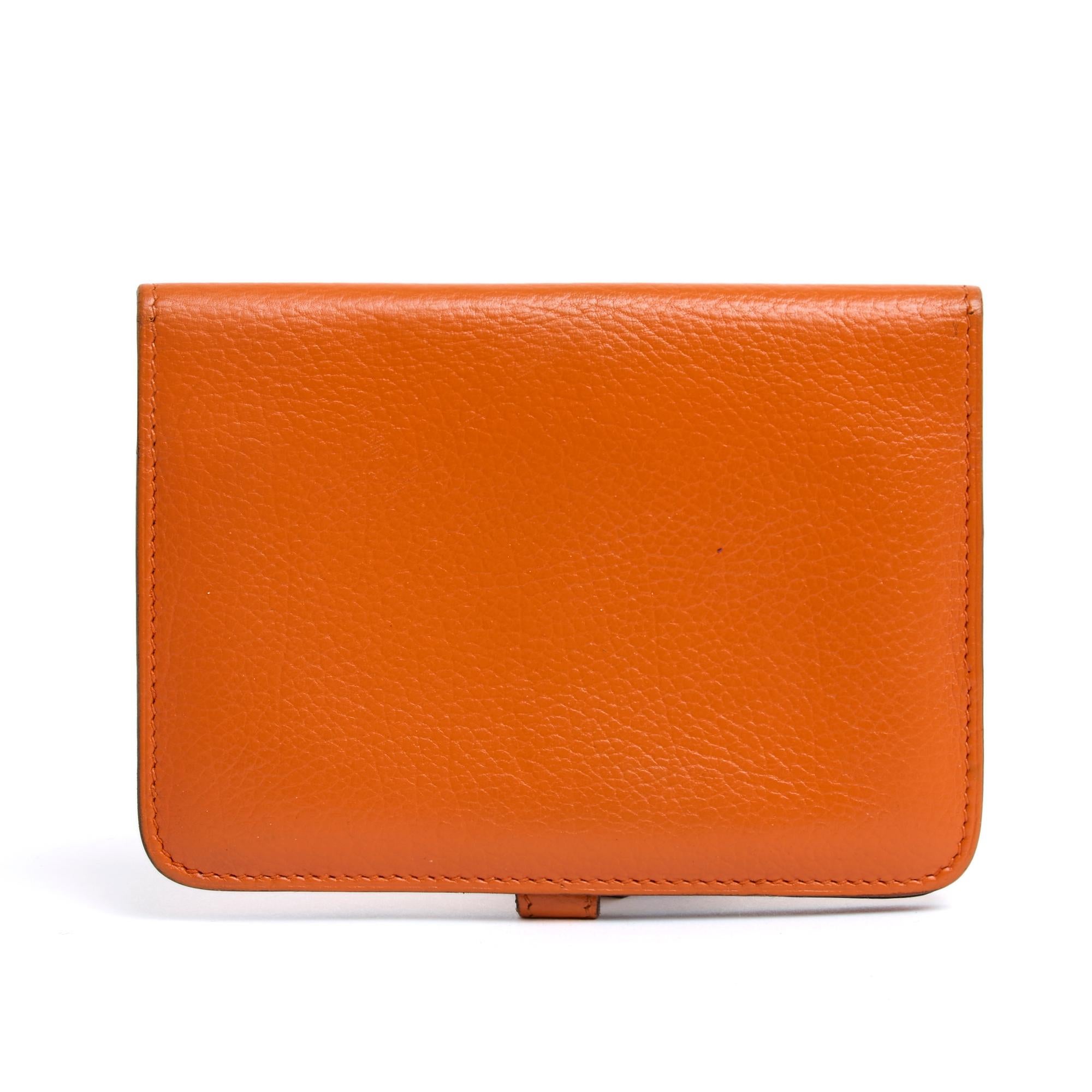 Hermès Dogon Compact Brieftasche aus orangefarbenem Togo-Leder, Clou de selle-Schließe aus silbernem Metall (Palladium), Innenausstattung mit 2 Kartenfächern in einem Geldscheinfach, einem zweiten größeren Fach für Papiere und einem Münzfach, das