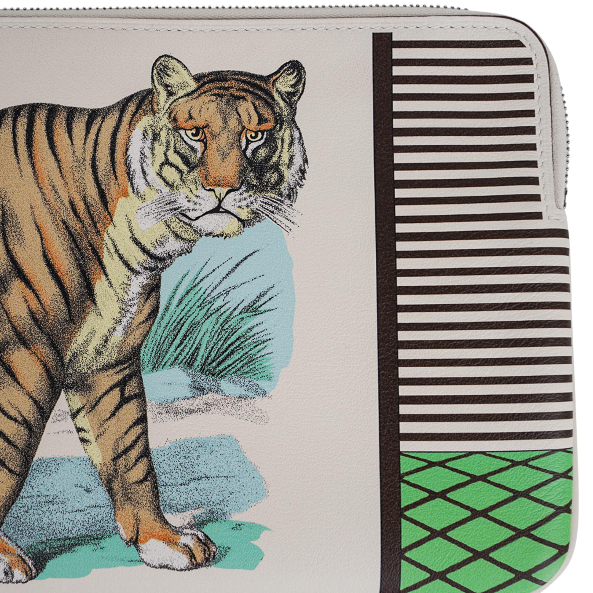 Mightychic offers a limited edition Limited edition Hermes Carre Pocket Long Pouch
featured in Le Grand Theatre Nouveau.
Tigre detail printed Swift leather.
Beautiful in Nata and Multicolor.
Designed by Gianpaolo Pagni.
Pouch has 1 credit card slot
