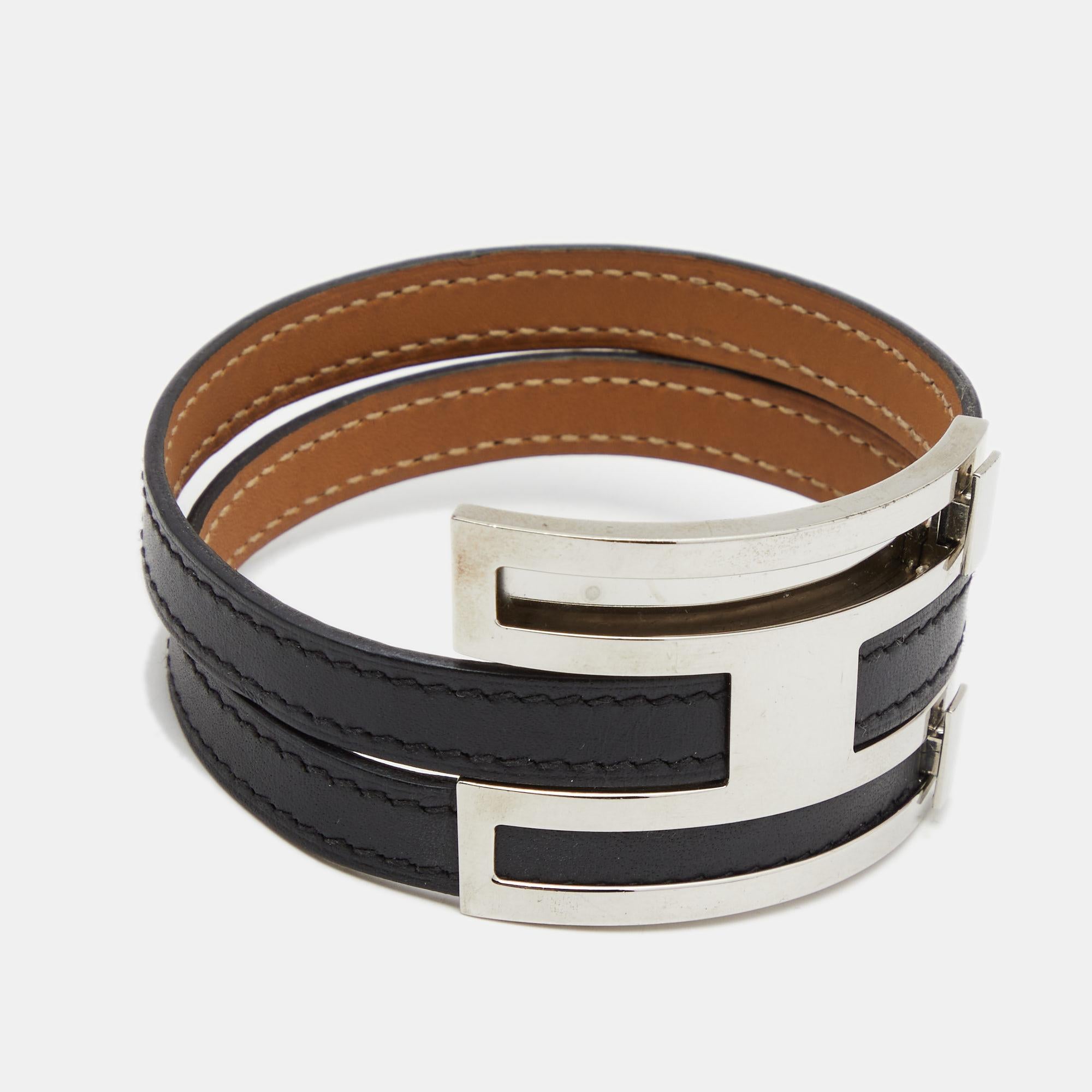 Simplicity and utmost sophistication take center stage in this Pousse Pousse bracelet from Hermès. It comes finely crafted from leather in a lovely black shade and adorned with an 'H' shaped buckle in palladium-plated metal. The neat stitching and