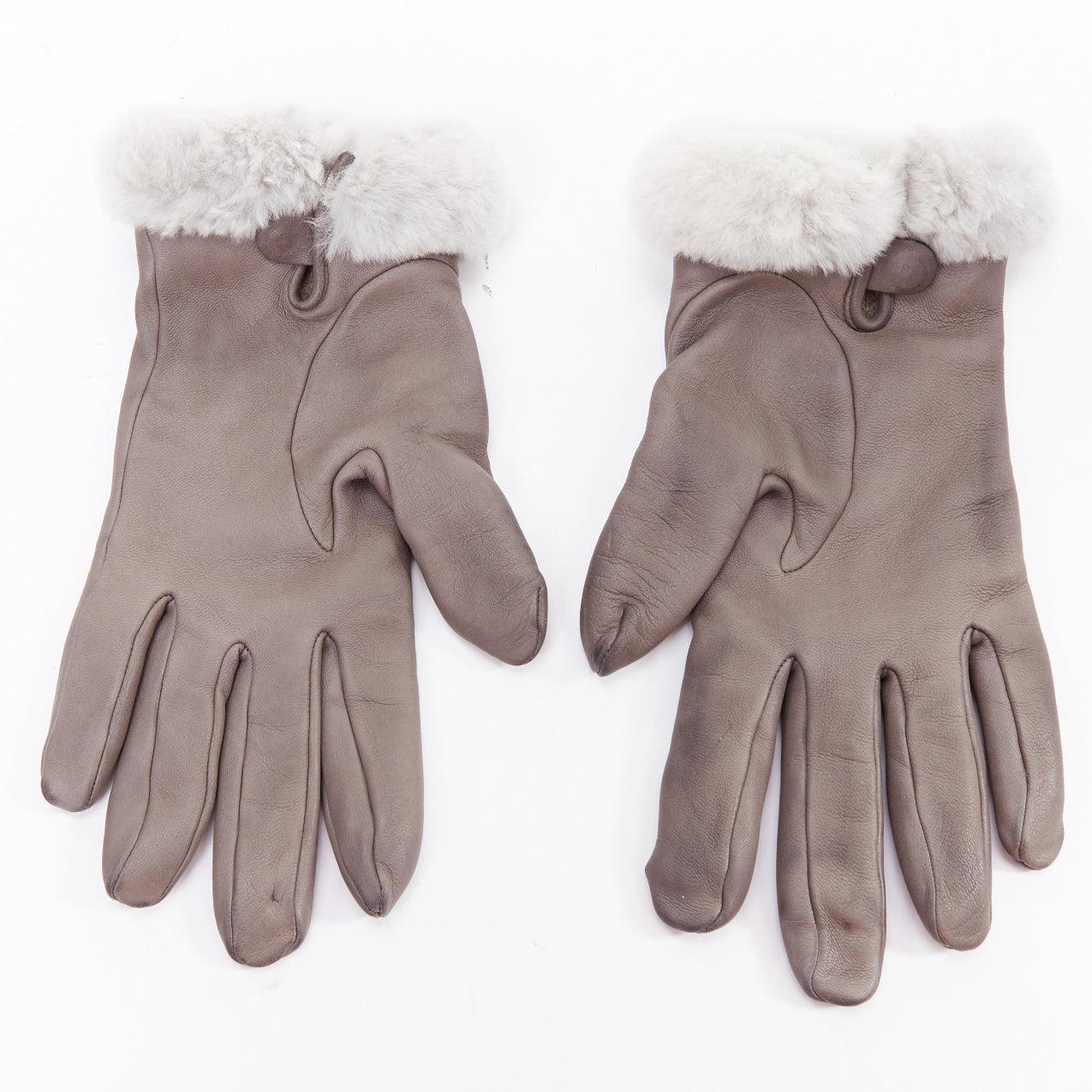 Guanti HERMES Princesse in pelle grigia swift hardware argento H lock Sz7
Riferimento: TGAS/E00808
Marchio: Hermes
Modello: Princesse
Materiale: Pelle, pelliccia
Colore: Grigio, Bianco sporco
Modello: Tinta unita
Chiusura: bottoni a