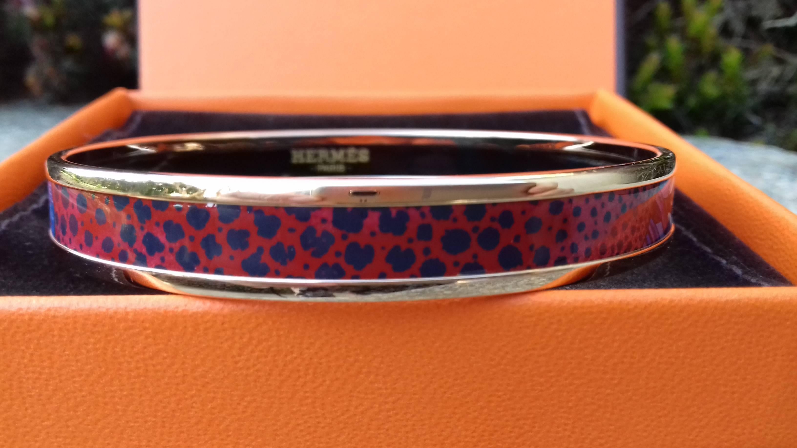 Schönes authentisches Hermès-Armband

Muster: 