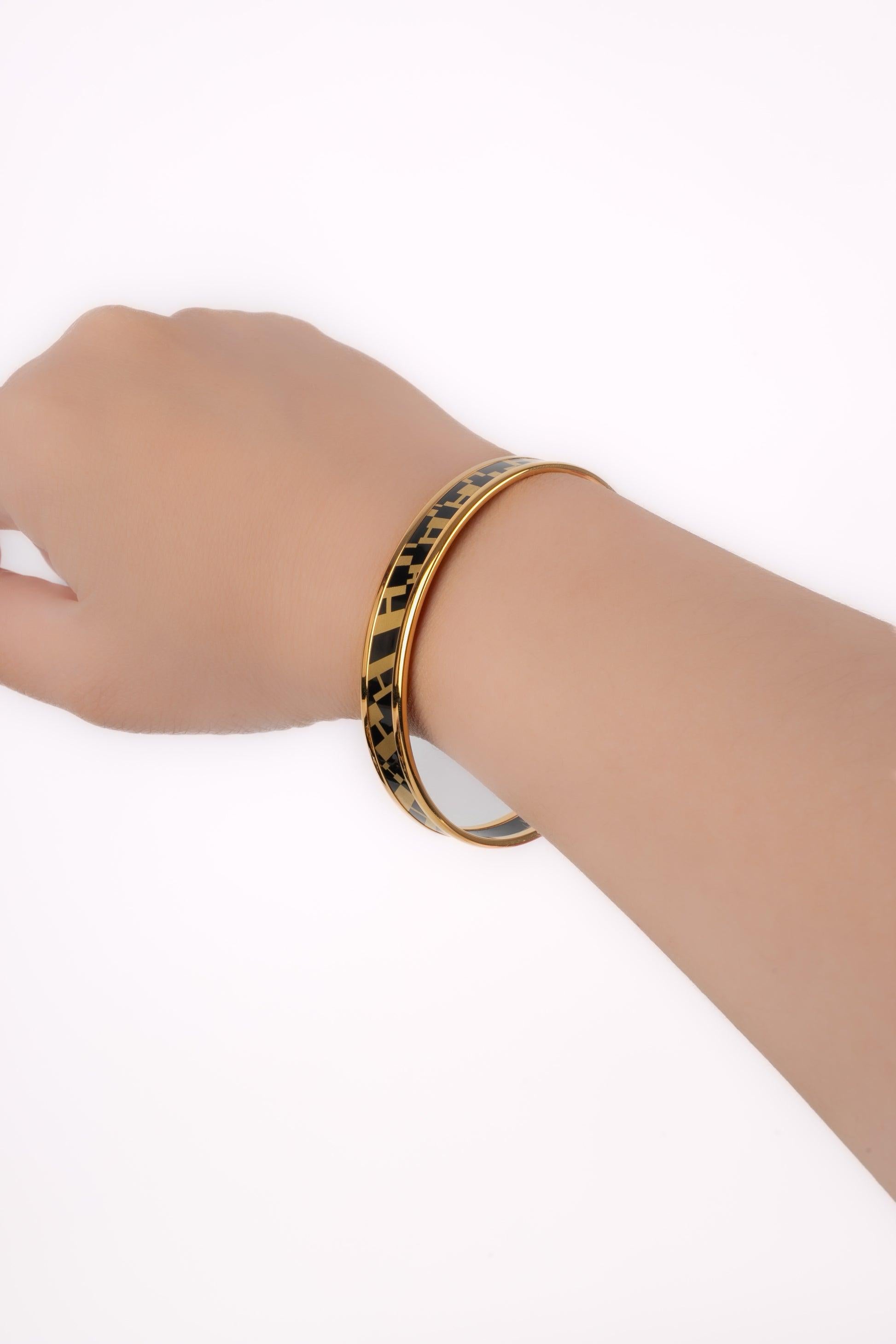 Hermès - (Made in France) Printed enamel thin bracelet, inspired by the OP'H of the women silk collections.

Additional information:
Condition: Very good condition
Dimensions: Interior diameter: 6 cm - Width: 0.9 cm

Seller Reference: BRA132
