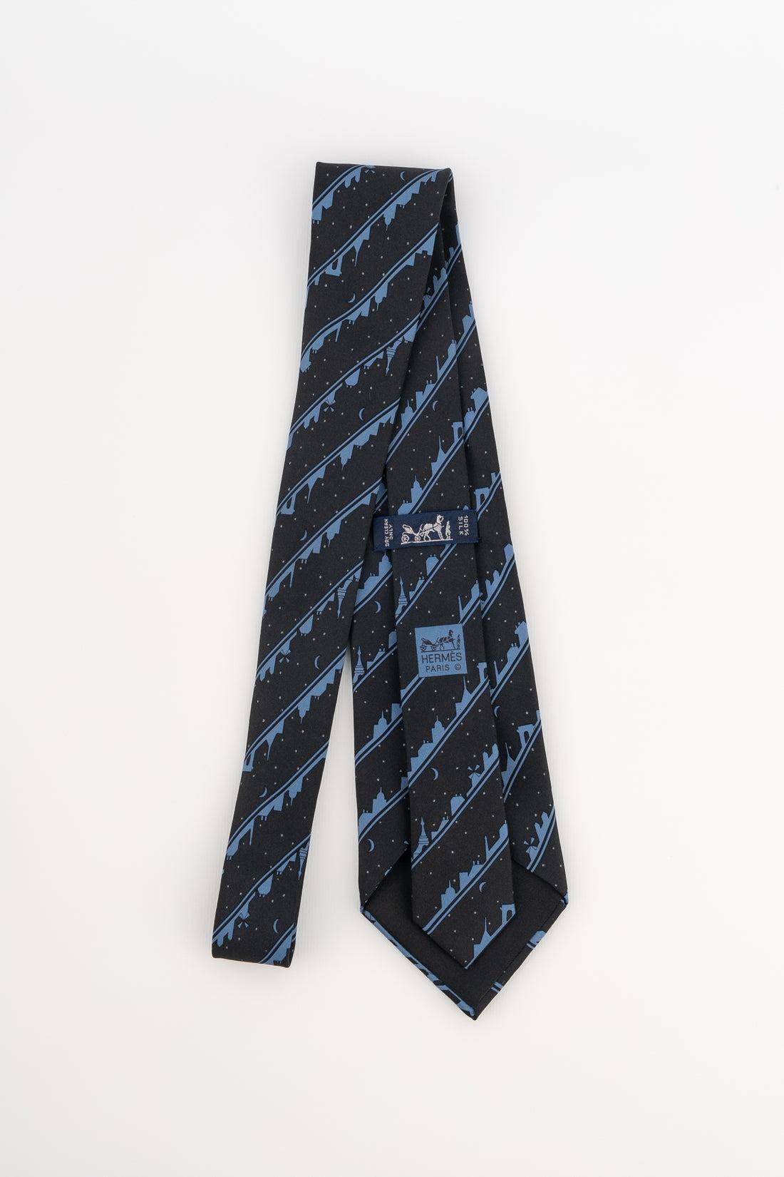 HERMÈS - (Made in France) Silk tie printed with patterns evocating Paris by night.

Additional information:
Condition: Very good condition
Dimensions: Max. width: 8 cm

SKU:ACC97