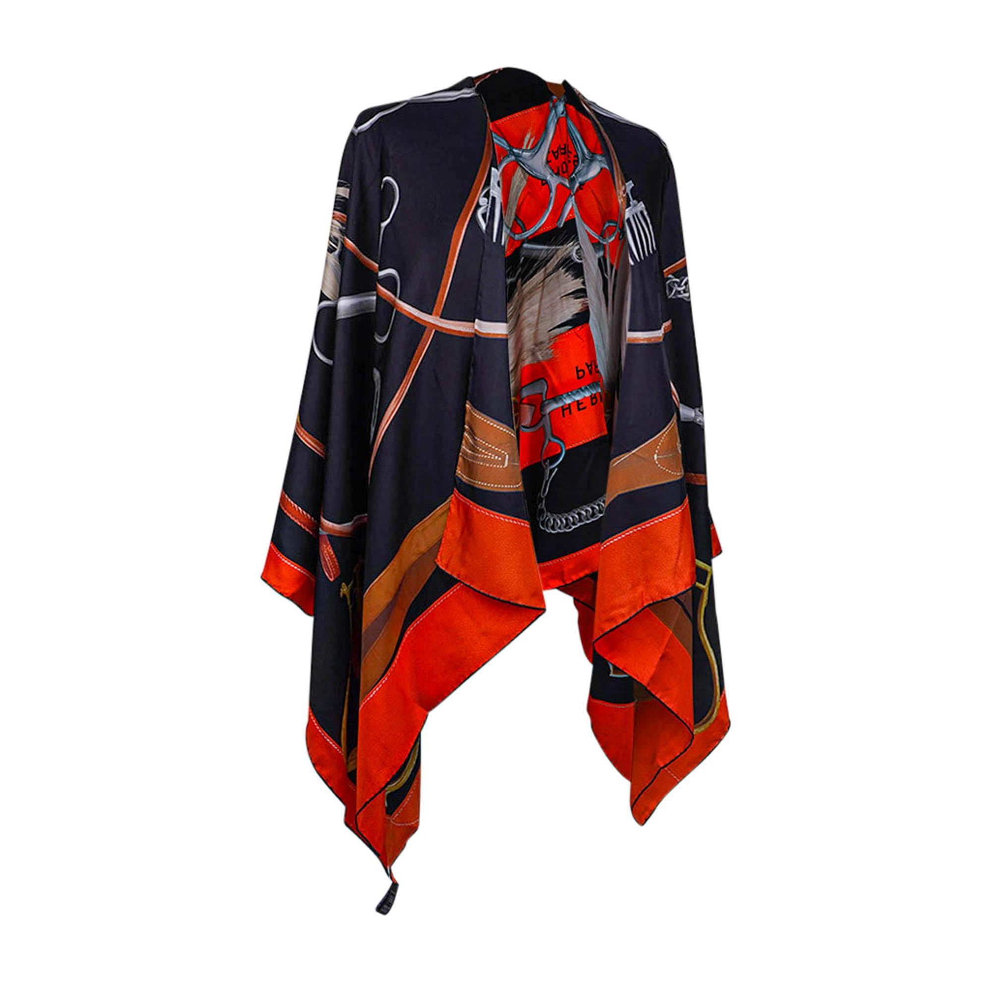 Mightychic bietet einen Hermes Projets Carrs Poncho in den Farben Schwarz, Orange und Braun an.
Der Ausschnitt mit Lammlederlasche verwandelt diesen großen Schal in einen schönen Poncho.
Zeigt eine Reihe von eleganten Accessoires für das