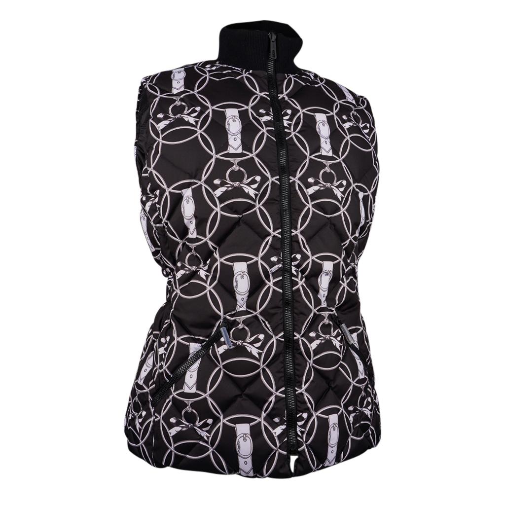 Mightychic offers an Hermes reversible puffer vest featured in Promenade du Matin Black and White print.
Reverses to solid Black.
100% polyester Diamant quilting.
Black zip with embossed pull.
2 zip pockets on the print side and 2 Black Clou de