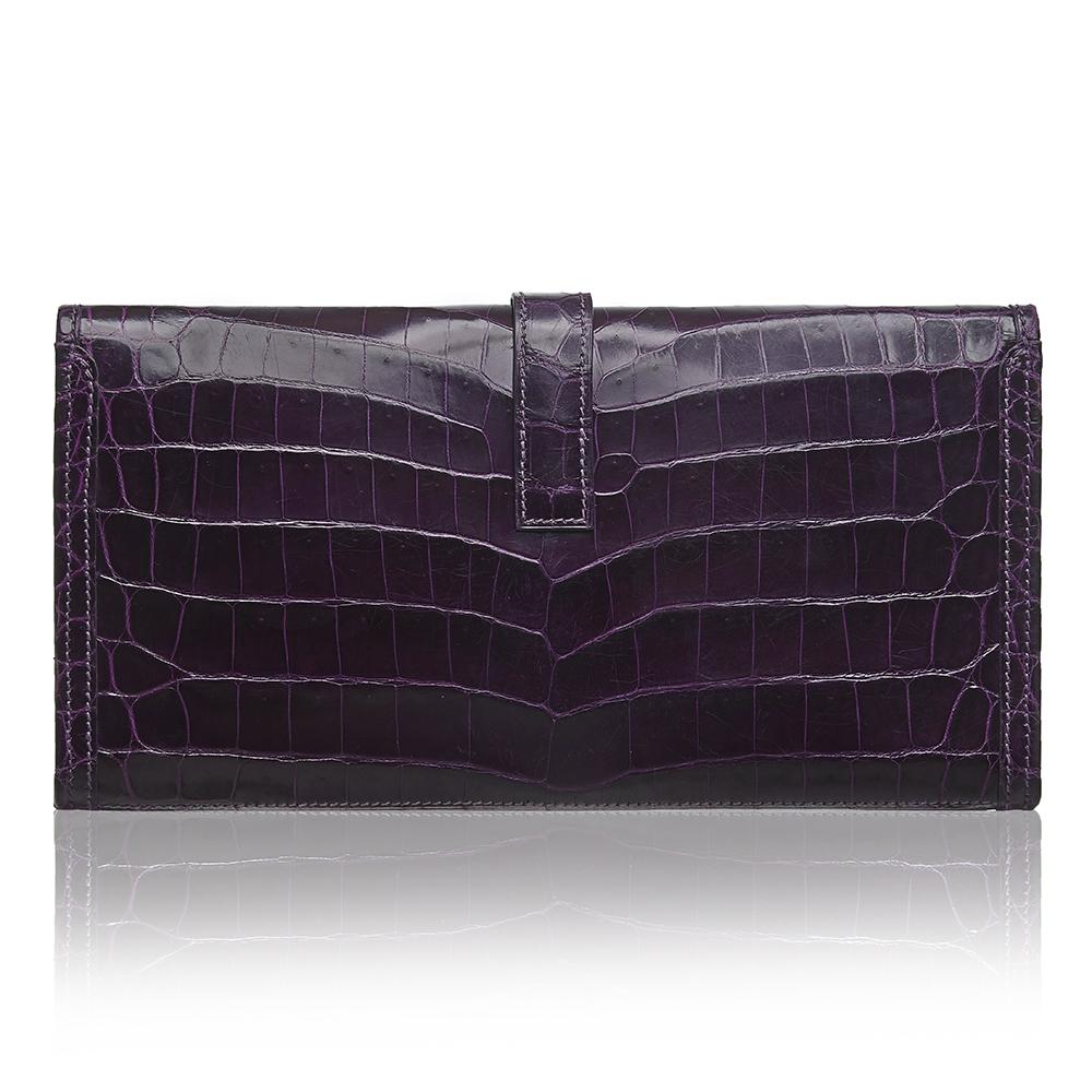 A true classic, the Jige has long been offered by Hermès. This beautiful prune Niloticus clutch bag is most distinctive by its fold-over top and leather 'H' pull tab closure. With enough space to fit all your daily essentials this is the perfect