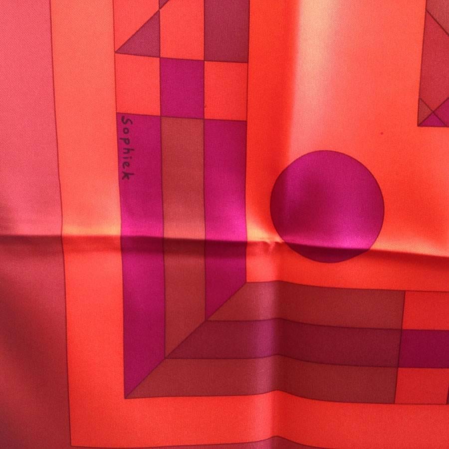 HERMES 'Psyché' Lagre Scarf in Multicolored Silk. In Excellent Condition For Sale In Paris, FR