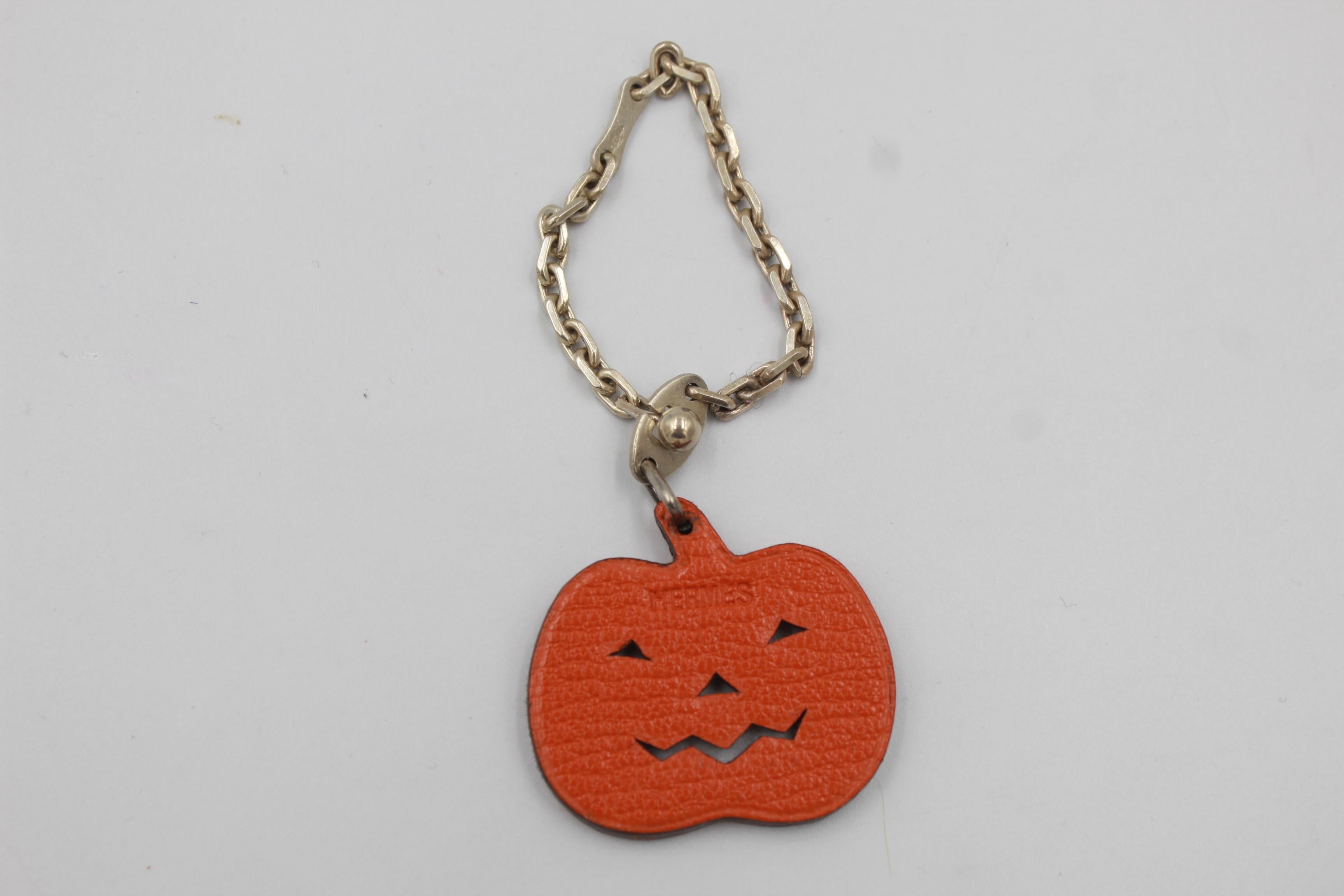 Hermès pumpkin charm in leather In Good Condition For Sale In Paris, FR