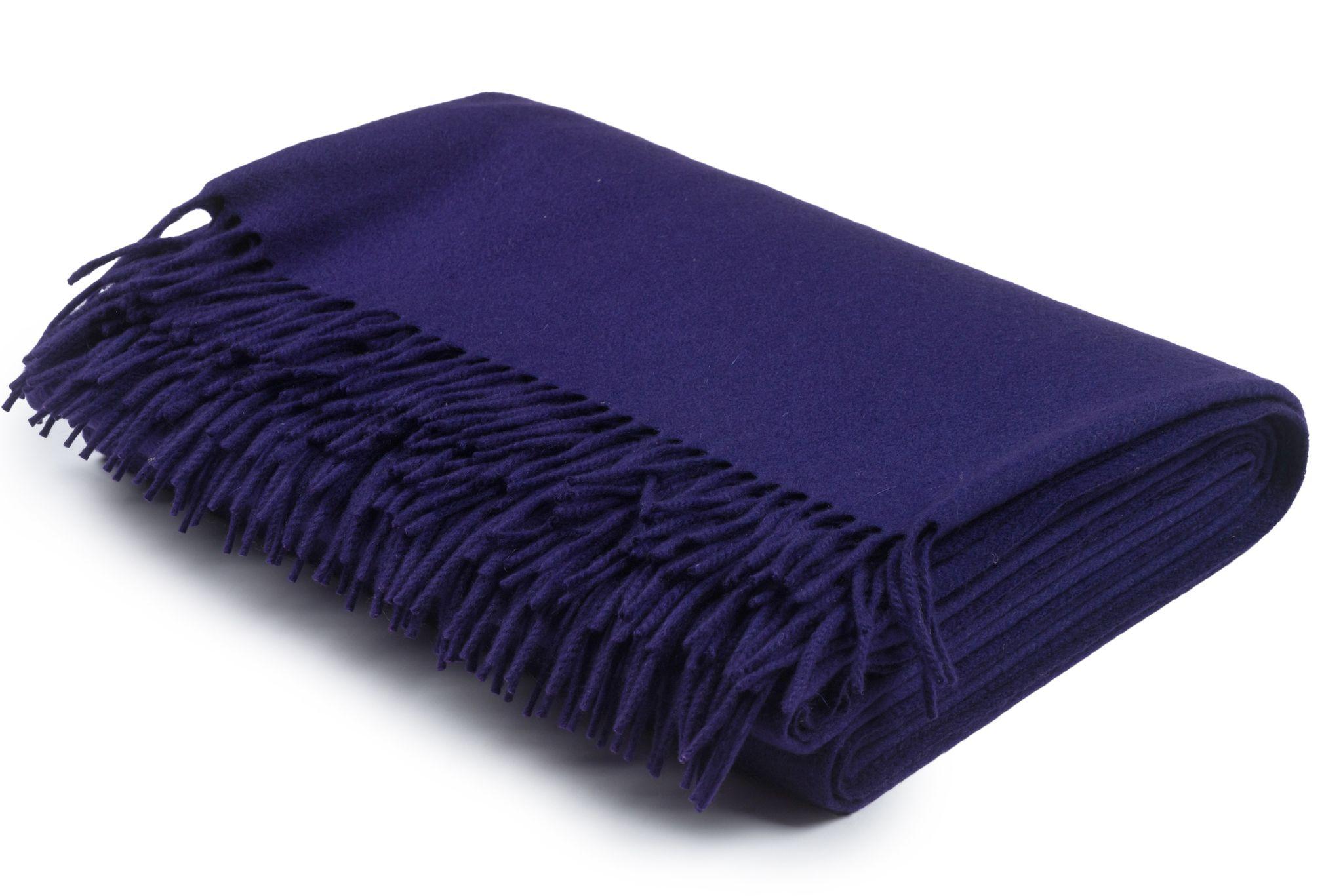 Hermès purple cashmere blanket with fringes and embossed logo. 100% cashmere, finest quality.
Comes without box.