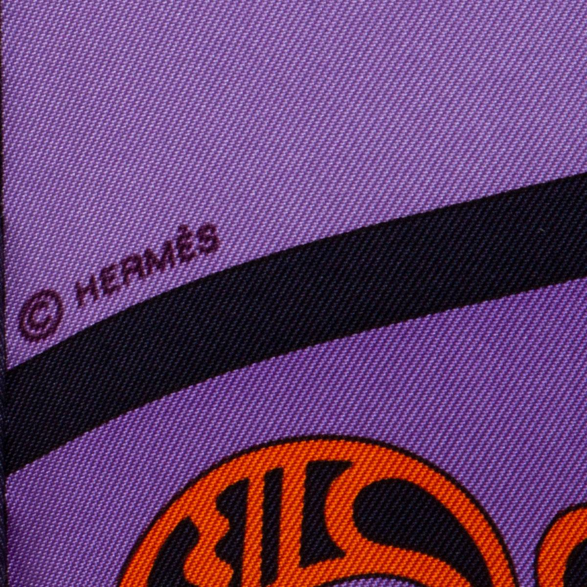 Hermes purple GEOMETRIE CRETOISE 90 silk twill Scarf In Excellent Condition For Sale In Zürich, CH