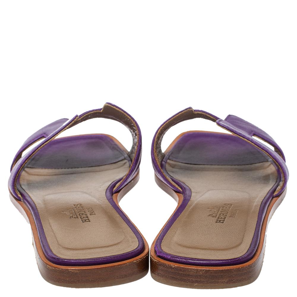 Hermes Purple Leather Oran Flat Slides Size 34 In Good Condition In Dubai, Al Qouz 2