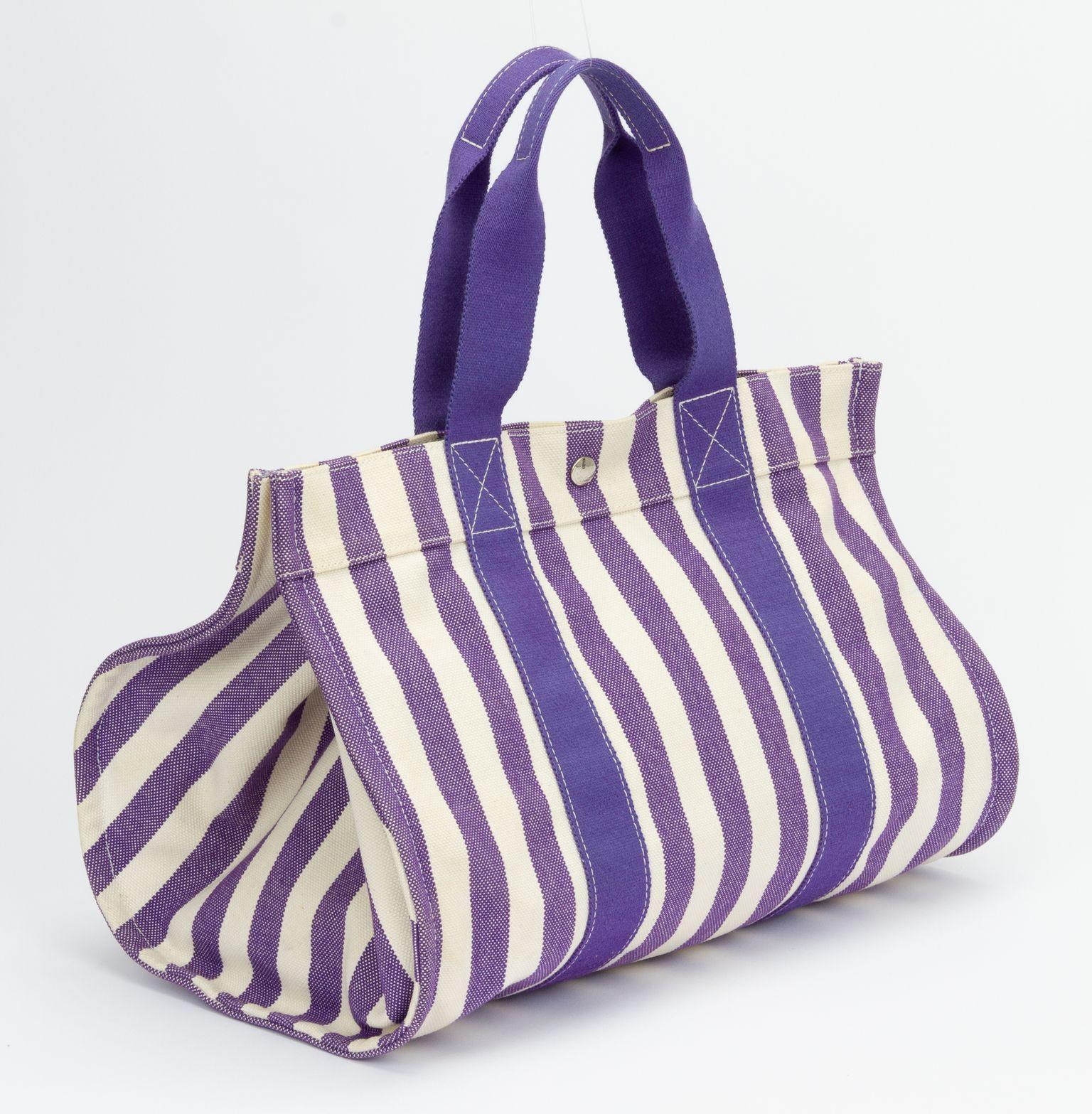 Grand sac de plage rayé Hermès en toile, violet et blanc. Comprend une pochette en tissu (L 8,75