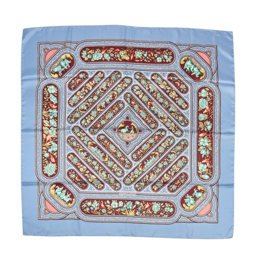 Garantiert authentischer Hermes Seidenschal Qalamdan blau Motiv.
Vintage-Schal mit charakteristischem handgerolltem Rand.
Persisches Motiv.
Die Hauptfarbe ist blau mit burgunderrot, grün und taupe.
endverkauf

SCHAL MASSNAHMEN:
89 cm X 89 cm
27.25