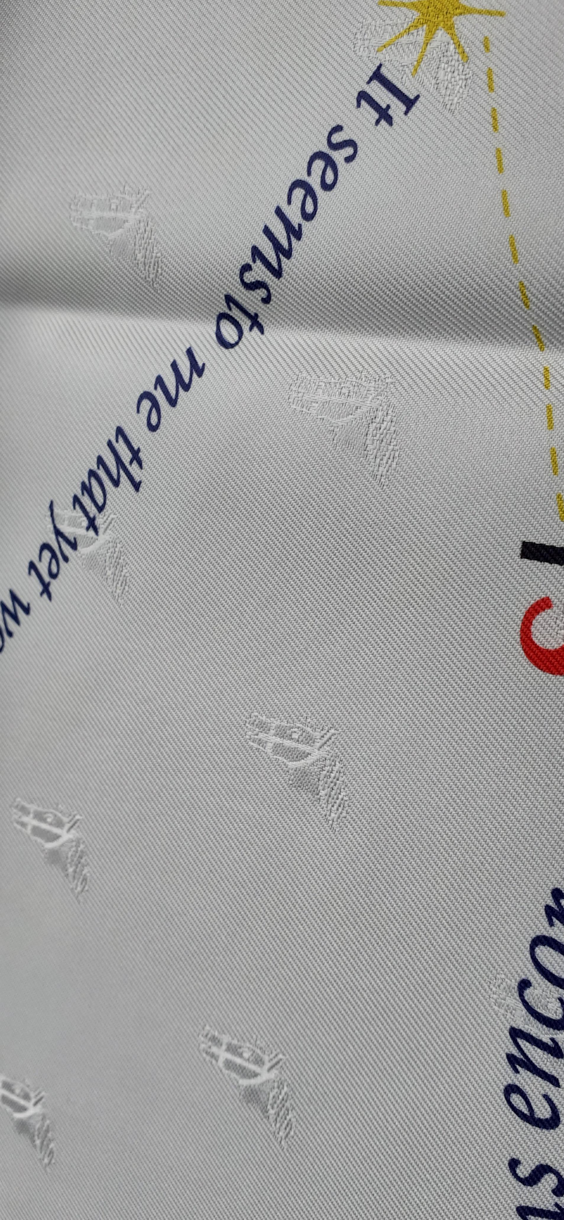 Hermès - Écharpe Quadrige en soie blanche Carreve Dream 70 cm en vente 1