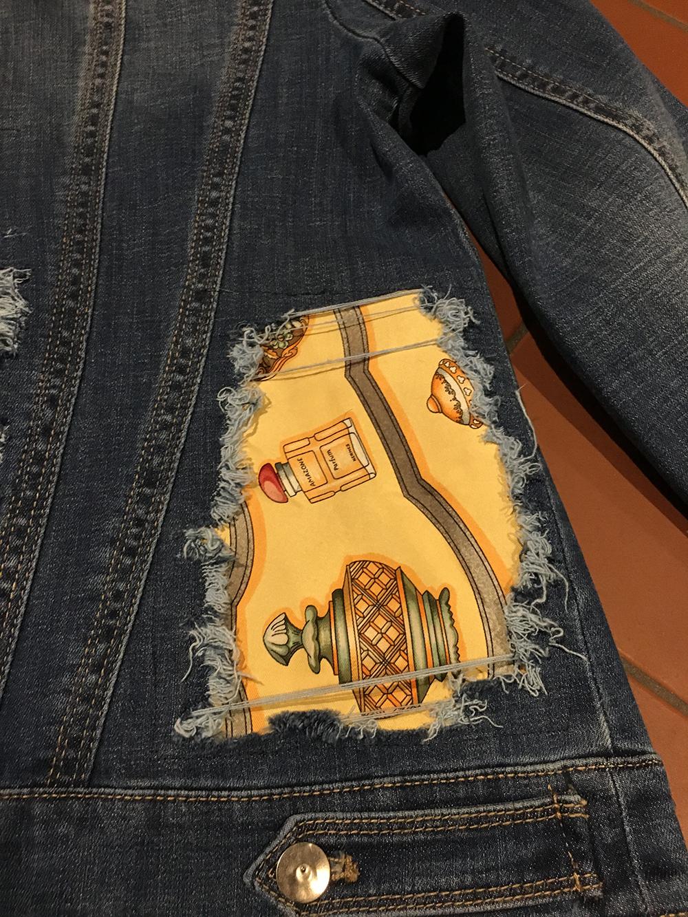 Hermes Qui' Import le Flacons Silk Scarf Distressed Denim Jacket-Medium In New Condition For Sale In Philadelphia, PA