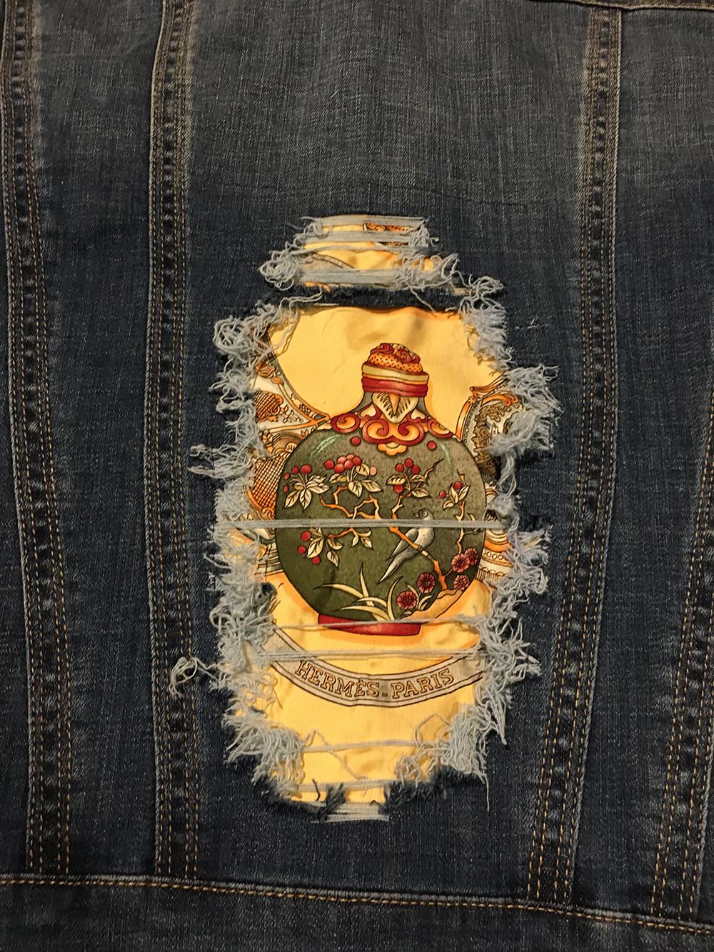 Hermes Qui' Import le Flacons Sciarpa di seta Giacca di denim invecchiata-Medium in vendita 3