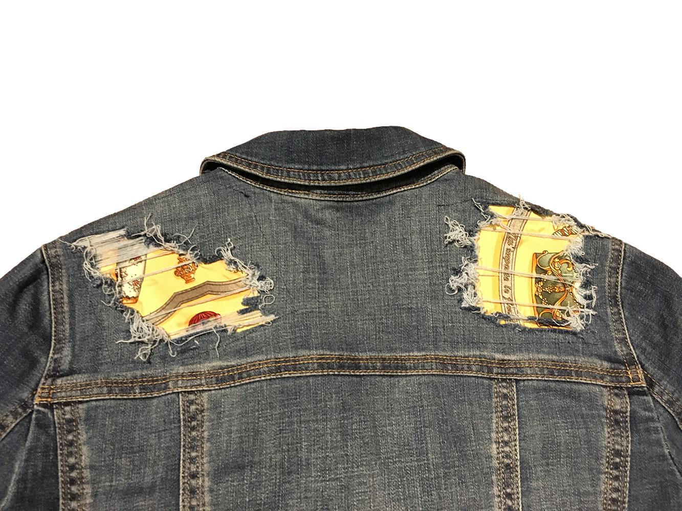 Hermes Qui' Import le Flacons Seidenschal Distressed Denim Jacke-Medium im Angebot 3