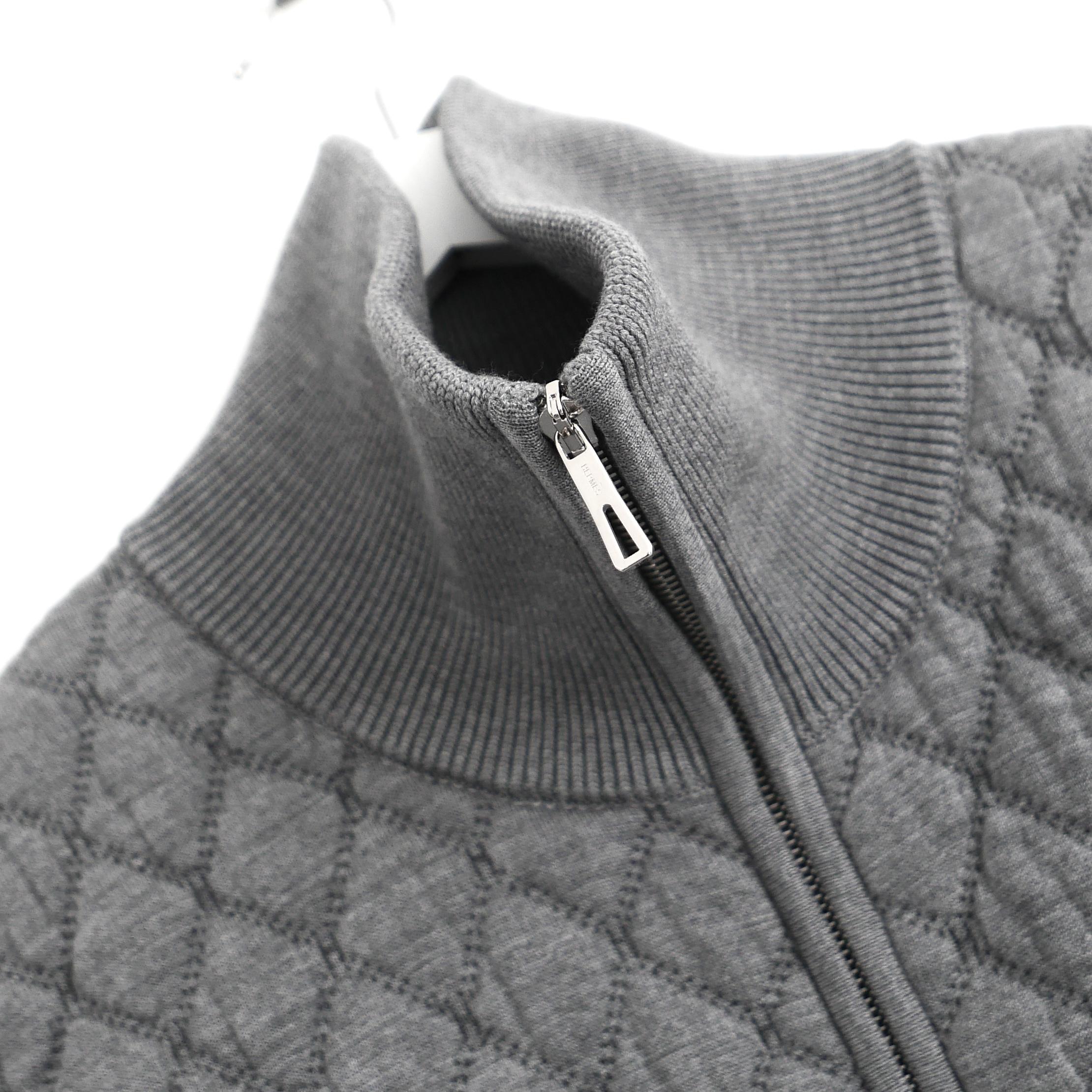 Wunderschöne ärmellose Gilet-Weste mit Steppmuster von Hermes. Ungetragen. Sie ist aus glatter grauer Wolle mit klassischem Steppmuster gefertigt und hat übertrieben gerippte Armlöcher, einen tiefen Saum und einen Trichterausschnitt. Mit