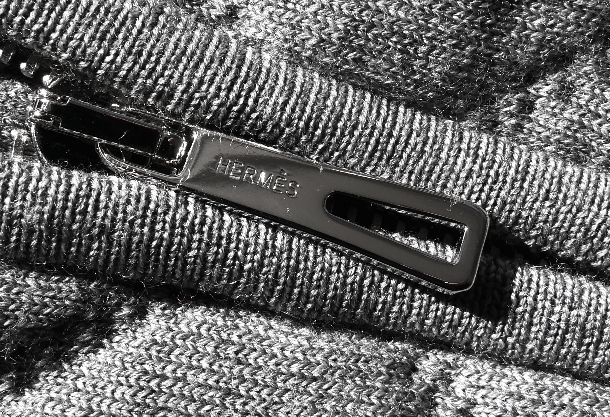 Hermes Steppweste ohne Ärmel Weste Grau im Angebot 1