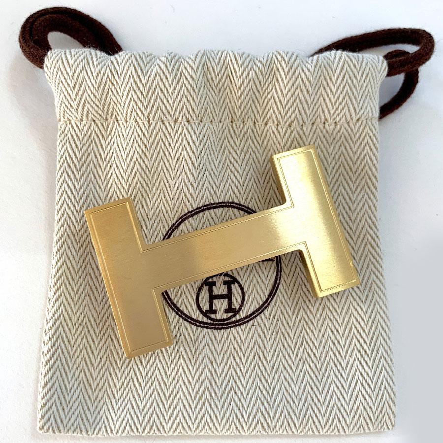 The belt buckle, model QUIZ of the HERMES house is in brushed matte gold metal. This buckle will fit all leathers whose width will not exceed 3.2 cm.
Made in France.
This loop is in very good condition. It nevertheless presents a small blow on one
