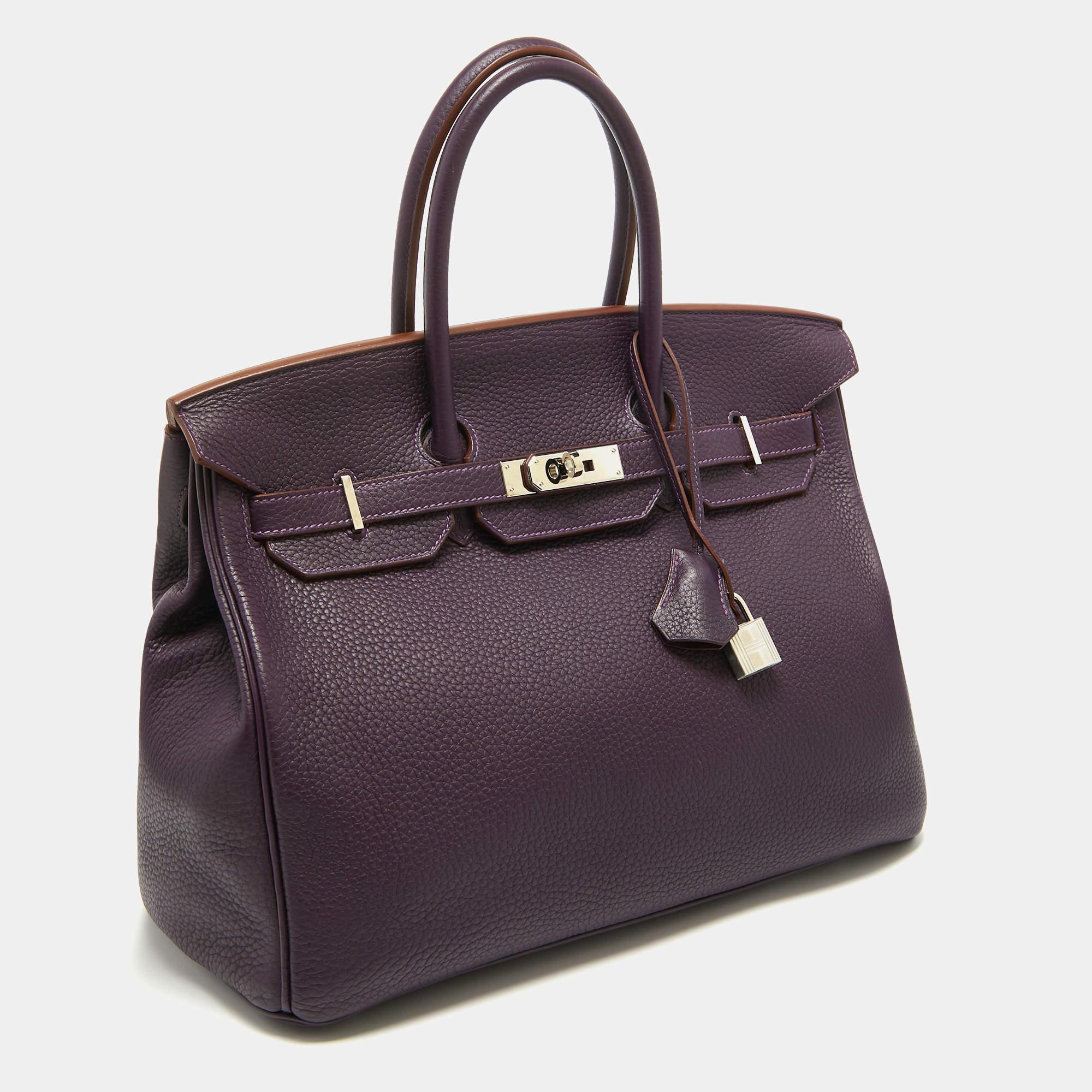 Die Hermès Birkin ist zu Recht eine der begehrtesten Handtaschen der Welt. Die Birkin wird von erfahrenen Kunsthandwerkern in stundenlanger Handarbeit aus hochwertigem Leder hergestellt. Die mit viel Know-how gefertigte Tasche verfügt über zwei