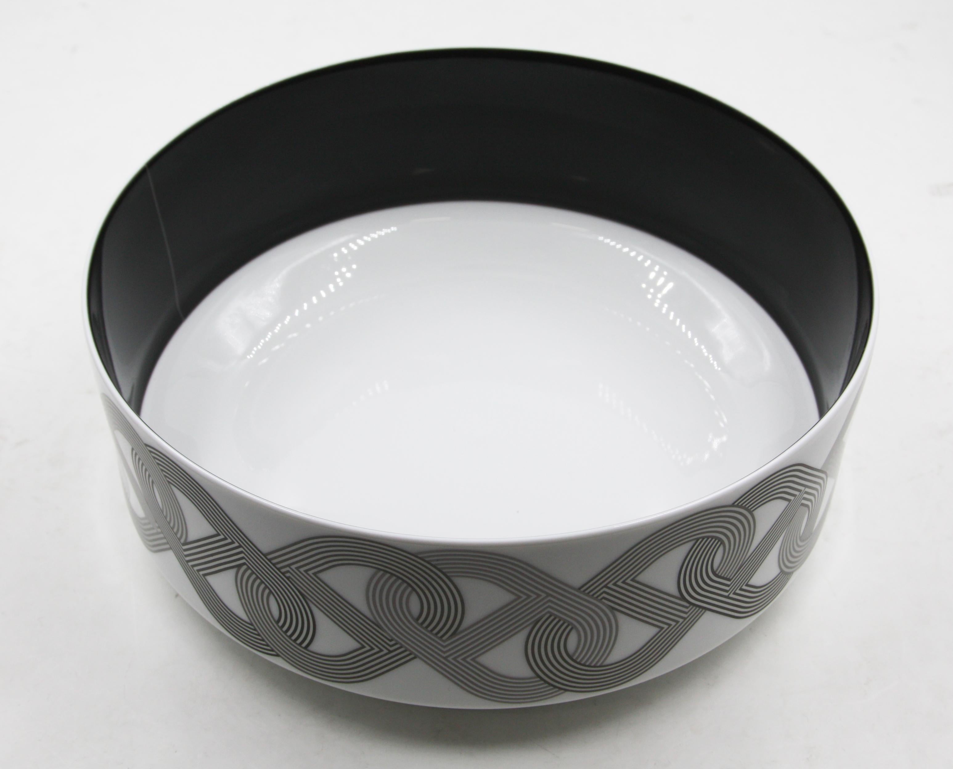 Salad bowl in porcelain

Measures 3.3